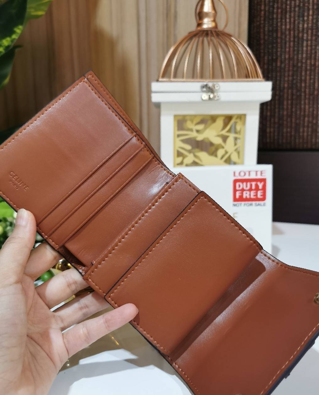 CELINE WALLET BAG WITH CHAIN VIP GIFT WITH PURCHASE (GWP) พรีเมี่ยมกิ๊ฟ Limited จาก CELINE HAUTE PARFUME DUTYFREE COUNTER วัสดุ Triomphe Canvas หนังสวยอยู่ทรงปั้มโลโก้ด้านหน้าเปิดปิดฝาพับกระดุม ภายในมีช่องแบ่งหลายช่อง มีช่องใส่บัตรห