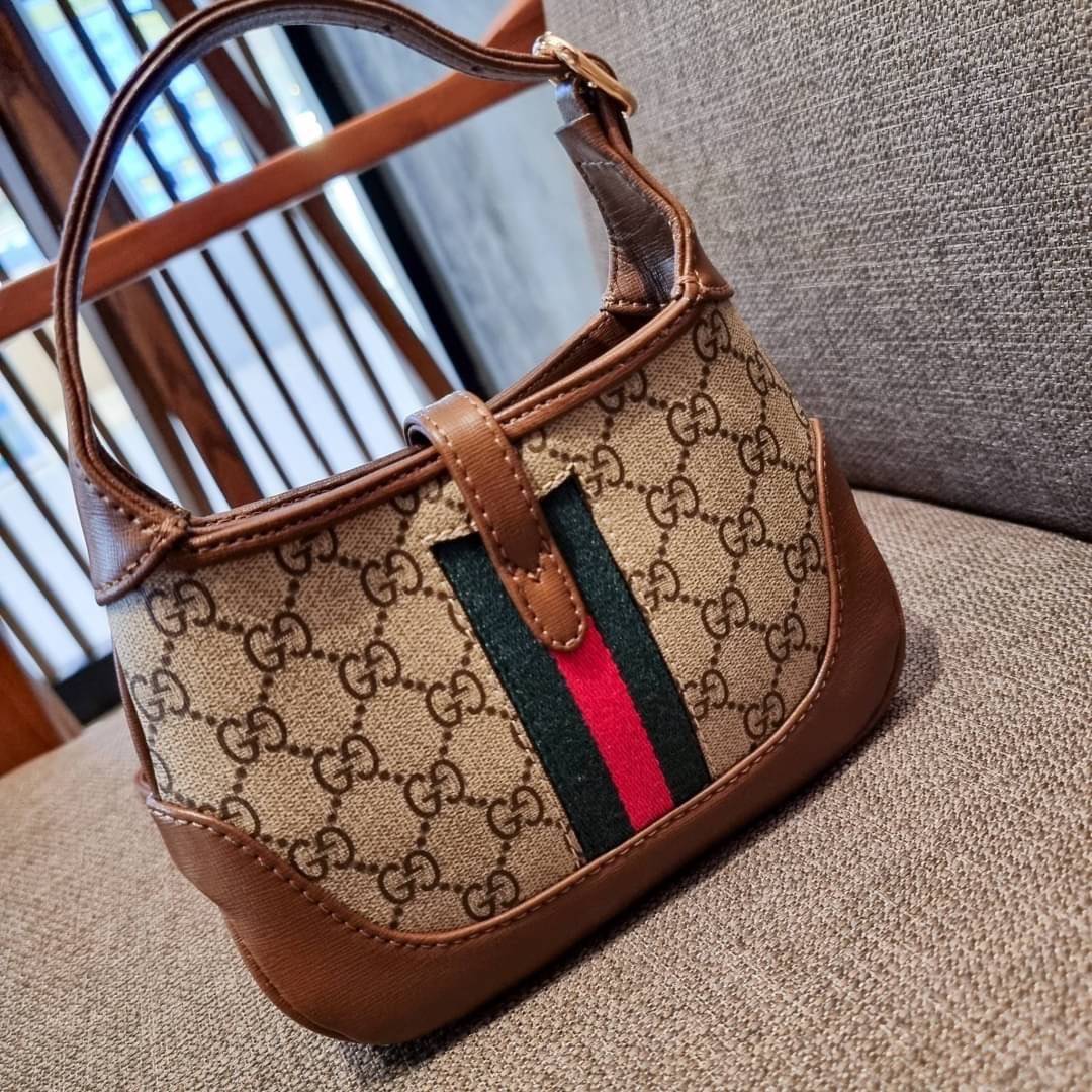 GUCCI Jackie 1961 Mini Hobo Bag GC MULTI BAG น้องคนสวย ใบเล็กแต่สุดว้าว กระเป๋าถือ/สะพายข้างวีไอพี พรีเมี้ยมกิ๊ฟที่จะทำให้หลงรักกันไปแบบสุดๆ น้องน่ารักมีดีเทลแฝงความหรูในตัว วัสดุหนังแคนวาสทนทาน อยู่ทรง ปากกระเป๋ามีตัวล็อค ภายในเป็นช่องโล่ง มีช่องใส่บัตรภ