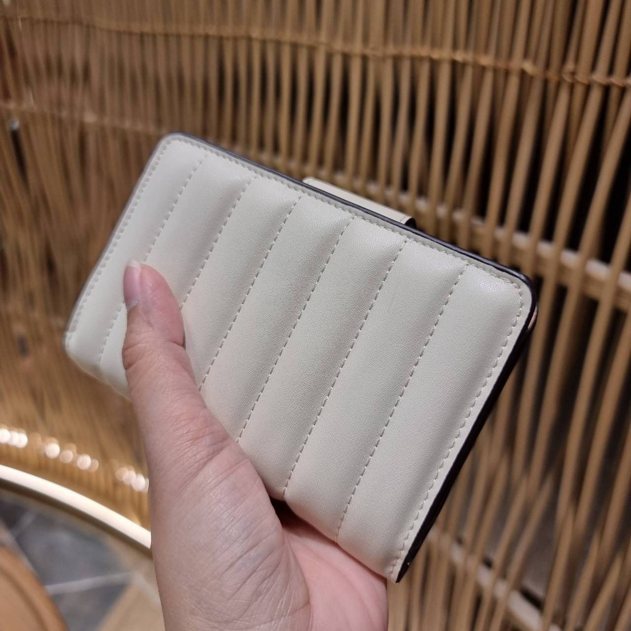 COACH C3454 MEDIUM CORNER ZIP WALLET ความหรูที่ซื้อได้!! กระเป๋าสตางค์ดีไซน์ใหม่ล่าสุด ออกแบบมาหรูดูดี ดีเทลลูกเล่นบุหนัง nappa นิ่มขึ้นเงาสวยมากๆ เปิด-ปิดใช้งานง่าย มีช่องซิปแยก มีช่องใส่บัตร ใส่ธนบัตรได้ทุกชนิด สะดวกใช้จริงๆใบนี้ สาวๆได้ไปใช้แล้วไม่อยาก