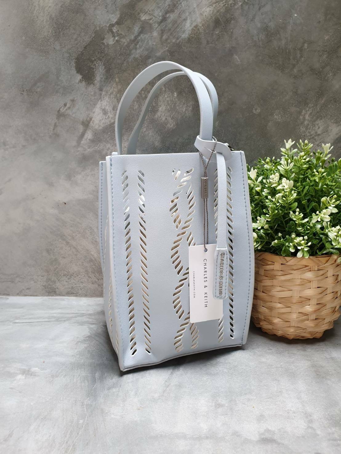 charleskeith Laser cut bucket bag กระเป๋าทรงเก๋ วัสดุหนังนิ่ม มาพร้อมกระเป๋าด้านใน มาพร้อมสายสะพายยาวปรับระดับได้ รุ่นนี้น่ารักมากค่ะ ห้ามพลาดเลยนะยูว์....