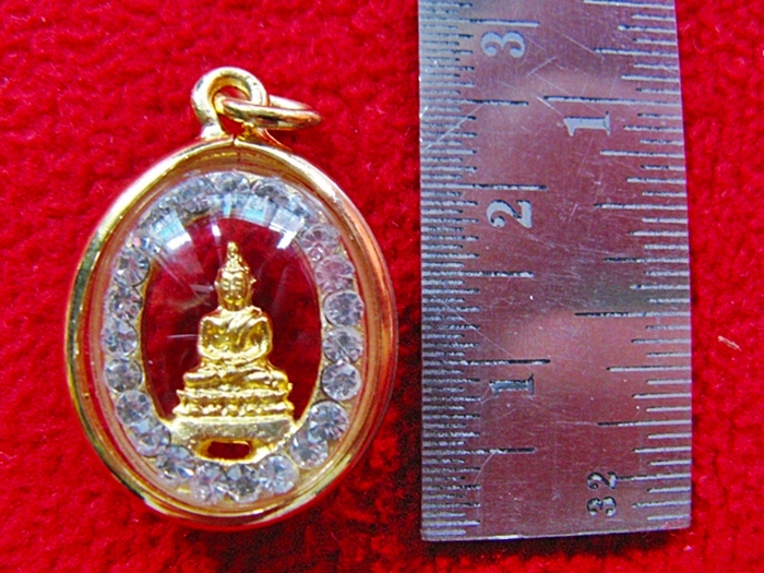 จี้พระประจำวันเกิดวันพฤหัส ปางสมาธิ องค์ใหญ่ทรงวงรี ล้อมเพชรเลี่ยมทองไมครอนค่ะ