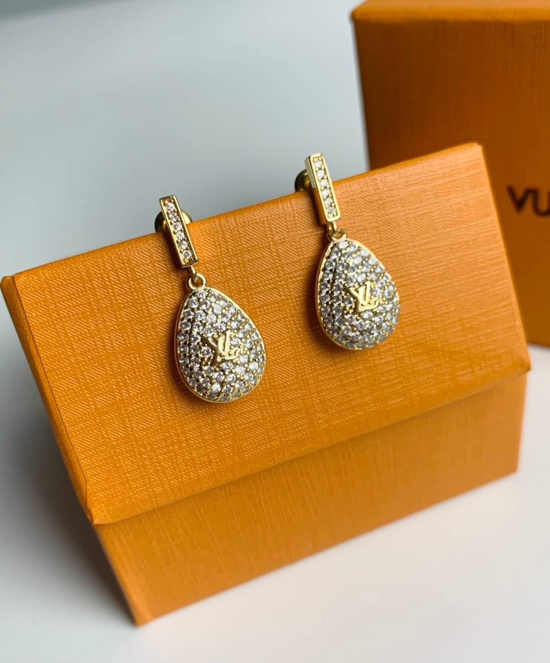 LV earring / Louis Vuitton earring ต่างหูหลุยส์ เกรดออริจินอล งานเคลือบโลหะทอง ไม่ลอกไม่ดำ เงาสวยคล้ายของจริงมากที่สุด สวยหรูหรา ผู้ดี ไฮโซสุดๆ งานเล่นไฟสวยมากค่ะ คอนเฟิม !!!!! เกรดสั่งทำแบบละเอียดที่สุด เก็บรายละเอียดครบ ปั้มโลโก้ สวยมากค่ะ