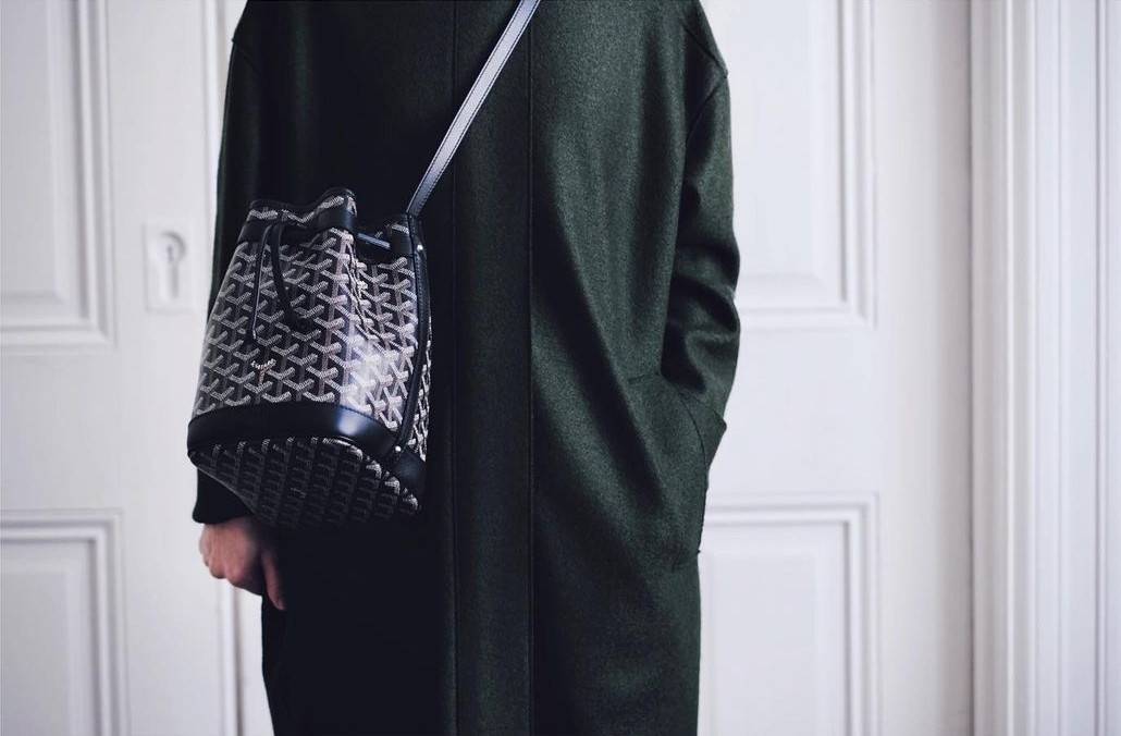 GOYARD PETITE FLOT BUCKET BAG กระเป๋าสะพายทรงบัคเก็ต ที่ดีไซน์สะดวกต่อชีวิตมาก รูปทรงคลาสสิค ดีไซน์เป็นเอกลักษณ์ สดใสทุกสี ดูผู้ดีในตัว วัสดุหนังแคนวาสพิมพ์ลายสวยคม ปากกระเป๋ารูดเปิด-ปิดได้ตามชอบ ภายในเป็นช่องโล่ง ใส่กระเป๋าสตางค์ มือถือ ได้ครบถ้วน มาพร้อ