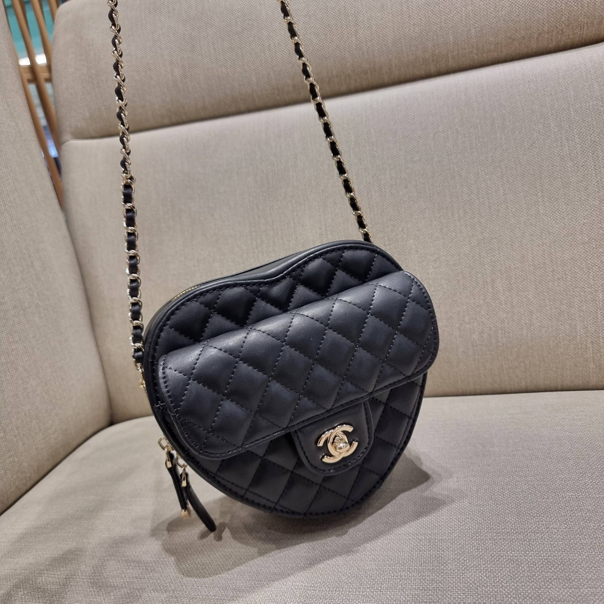 VIP 🥂 CHANEL Heart Bag Lambskin & Gold-Tone Meta ใหม่มาก สวยมาก มงมาก!! กระเป๋าสะพายสุดคิ้วท์ ที่ดีไซน์รูปทรงหัวใจไม่ซ้ำใคร น่ารักทุกสี น่าใช้ไปเลยแม่!! วัสดุหนังแกะฟอกสี เปิด-ปิดด้วยซิป ด้านหน้ามีช่องเก็บของจุกจิก ภายในเป็นช่องโล่ง ใส่มือถือ ใส่ก