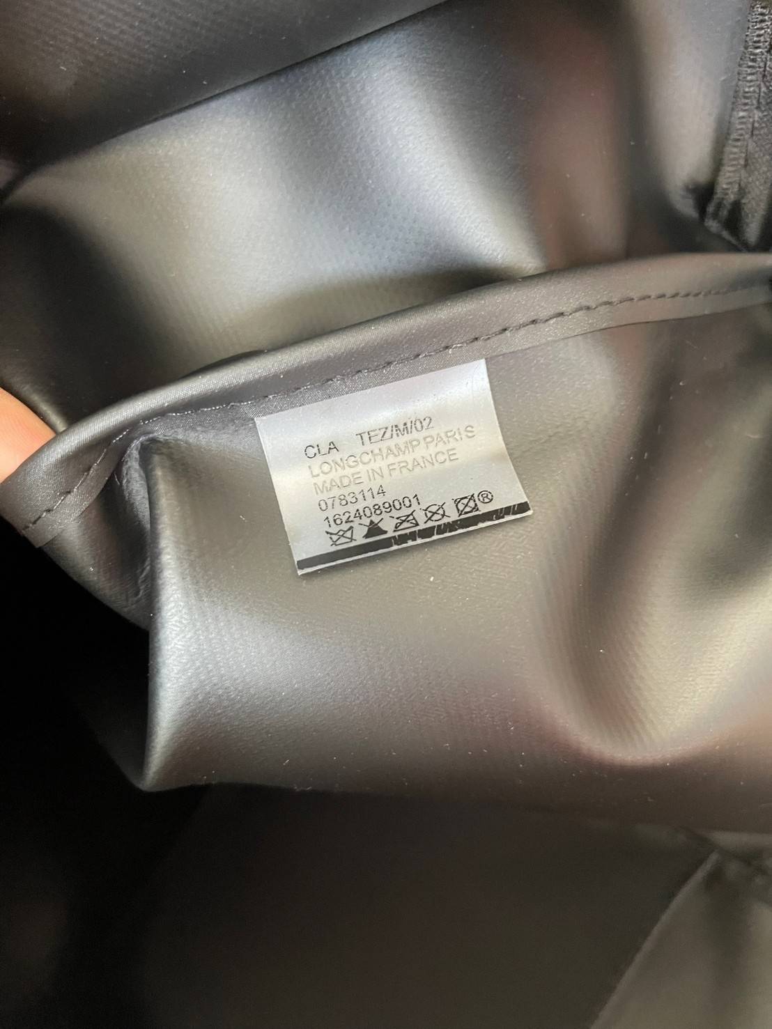 LONGCHAMP BOXFORD TRAVEL BAG L กระเป๋าเดินทางขนาดใหญ่ มาพร้อมสายสะพายที่สามารถถอดได้ ให้คุณเลือกสะพายไหล่หรือถือได้ มีซิปรูดเปิดปิดกระเป๋าที่ให้คุณมั่นใจได้ว่าคุณจัดเก็บไอเท็มของคุณได้อย่างมิดชิด บ็อคฟอร์ด (BOXFORD) สะท้อนความเป็นเอกลักษณ์ของแบรนด์ที่เปี่