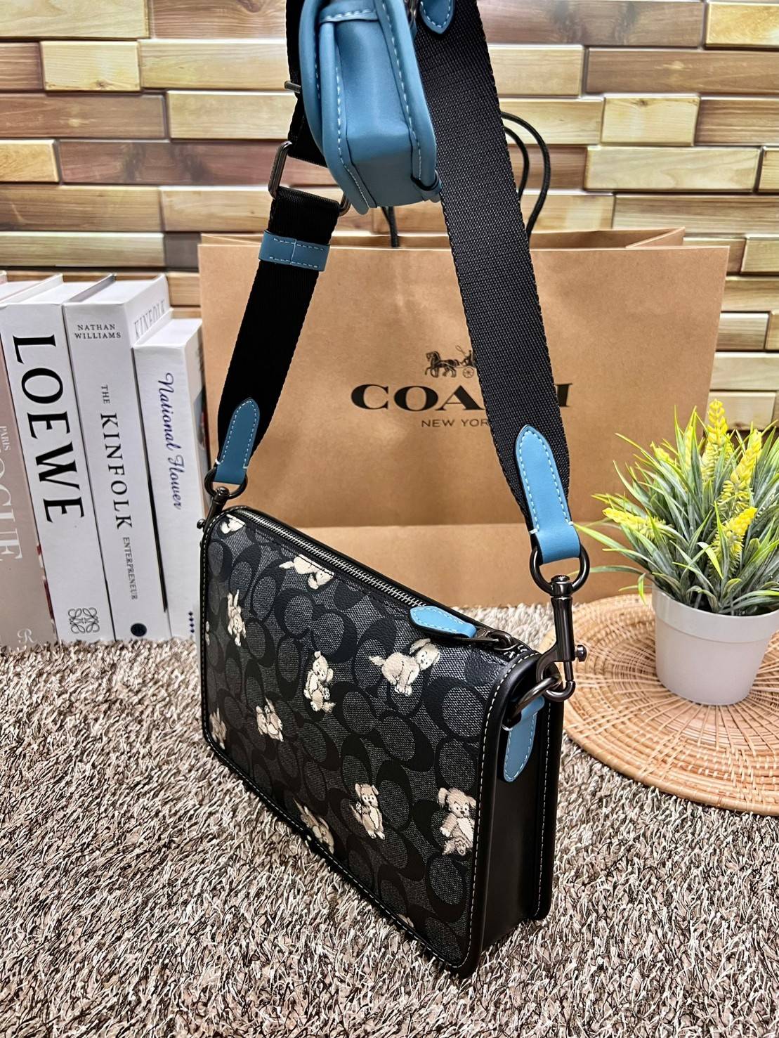 Coach Heritage Convertible Crossbody In Signature Canvas With Creature Print ((cc131)) 🐶 น่ารักขนาดนี้ ห้ามใจไม่ไหวเลยจ้า พร้อมส่ง! ยังไม่เข้าไทย ใหม่ก่อนใครค่ะ! หญิงก็ได้ชายก็ดี สำหรับรุ่นนี้ หนังแท้นิ่ม((หนังไม่แข็งทื่อๆ)) 🌟ทั้งใบปริ้นลา