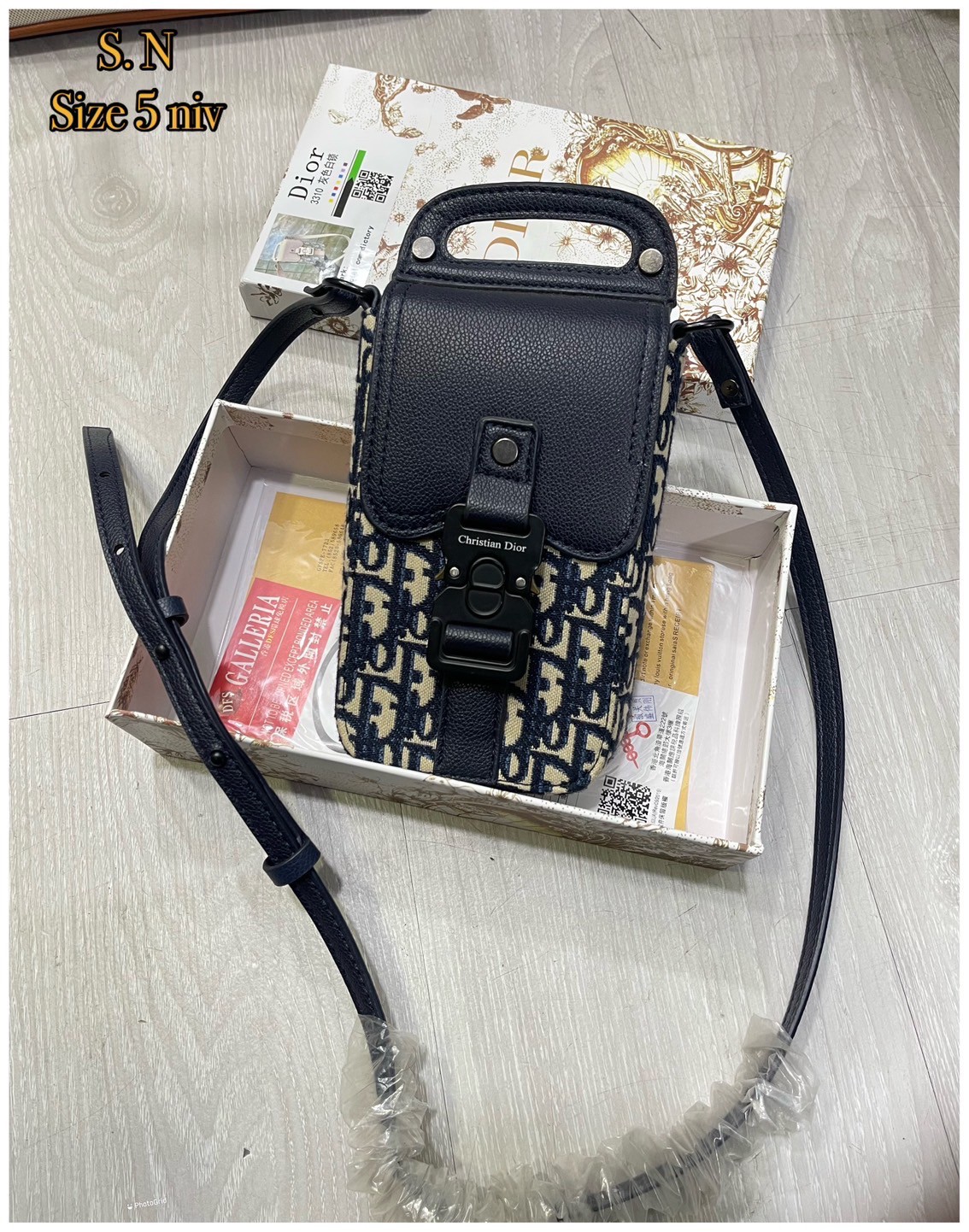 DIOR Phone Bag / DIOR Saddle Vertical Pouch With Strap Oblique Jacquard กระเป๋าสะพายใส่โทรศัพท์แฝงความหรูตามเอกลักษณ์แบรนด์ ได้ใจหนุ่มๆไปเลยใบนี้!! หลงรักตั้งแต่แรกเห็นมีอยู่จริง!! สะพายข้างคูลๆ พกพาไปไหนๆได้สะดวก คล่องตัวกว่าเดิม