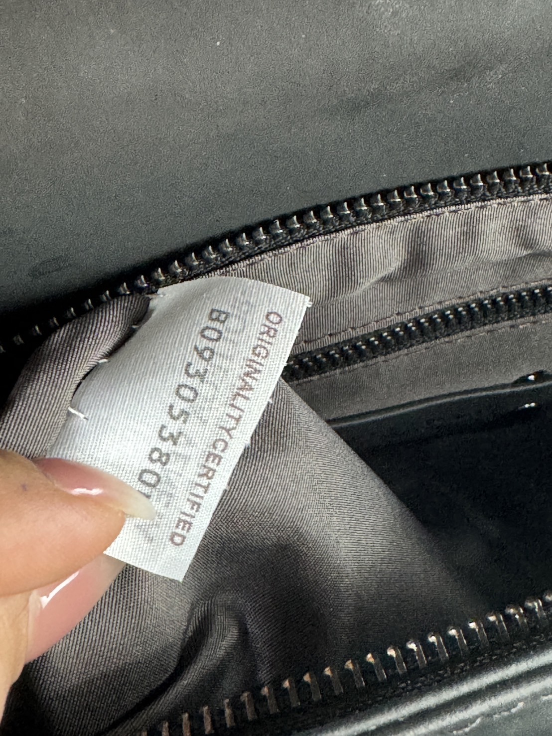 ORI หนังแท้ | Bottega Intrecciato Briefcase business Handbag / Bottega Messenger Bag กระเป๋าใส่เอกสาร กระเป๋าทรงแมสเซ็นเจอร์ สวยเรียบหรูคลาสสิกเป็นเอกลักษณ์ โดดเด่นด้วยงานสานตาราง ดีไซน์เรียบง่าย แต่ดูแพง ไอเท็มสุดปัง!!