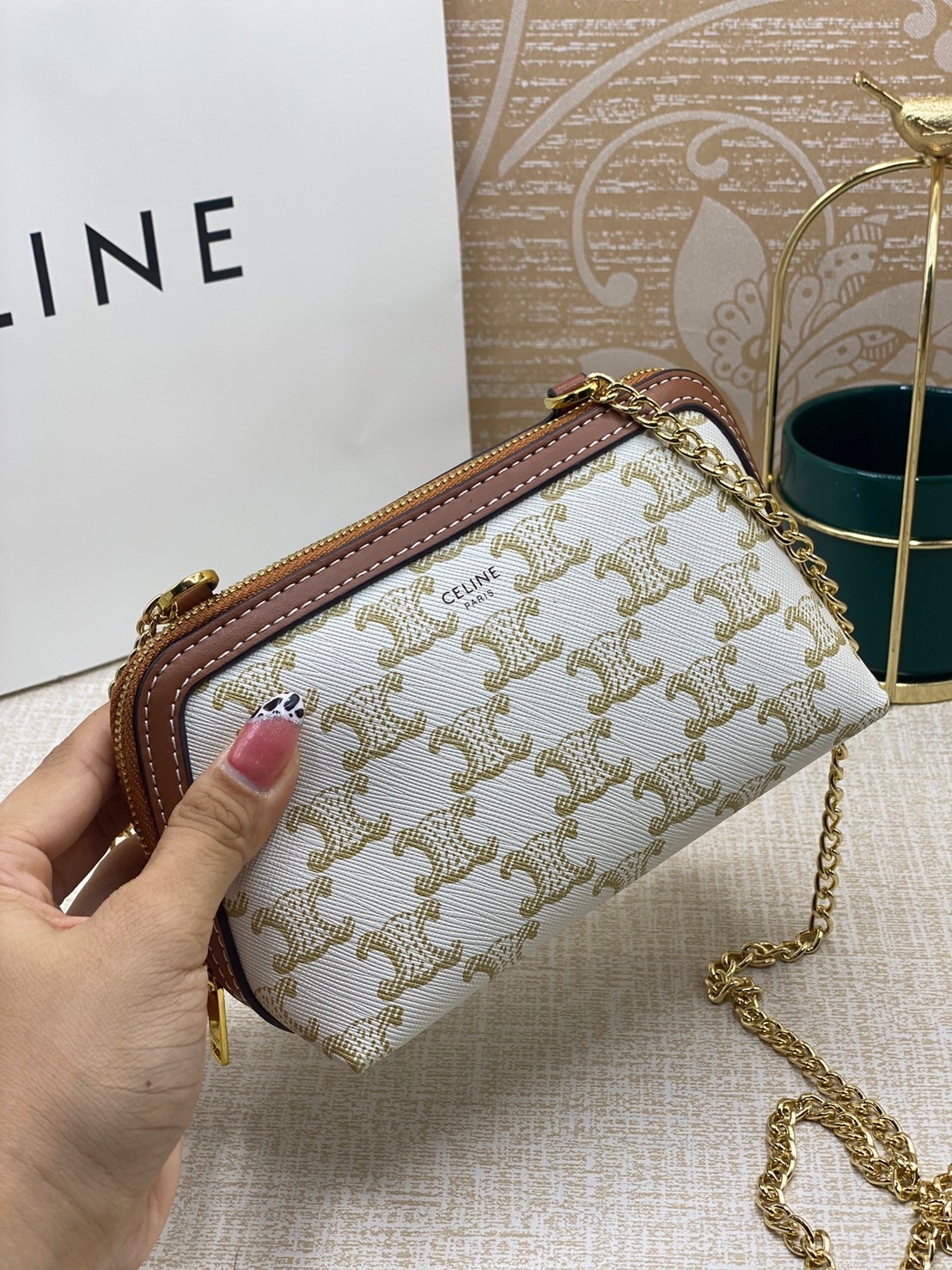 CELINE POUCH 16cm / CELINE TRIOMPHE Triumphal Arch Canvas / CELINE CLUTCH WITH CHAIN กระเป๋าคลัทช์ดีไซน์เรียบหรูออกแบบมาได้อย่างลงตัว พร้อมสายสะพายโซ่ทองสุดหรู ด้วยรูปทรงที่สวยงามและทันสมัย