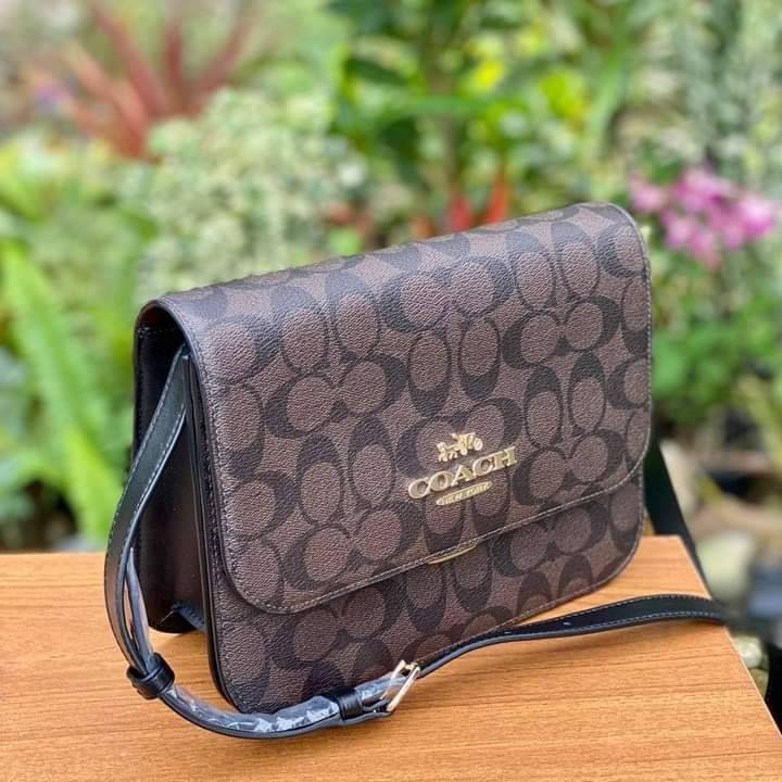 COACH BRYNN FLAP CROSSBODY IN SIGNATURE CANVAS (COACH C5633)🍁สวยหรู ทะลุ เกินเบอร์มาก//กระเป๋าสะพายข้าง หรือจะถือเป็นครัชก็เก๋แบบเลิศๆ>> มีสายยาวถอดได้ ปรับระดับได้ //วัสดุหนังแคนวาส ตกแต่งดีเทลหรูด้วยหนังแท้ และอะไหล่สีทอง งานสวย คมกริบ //เ