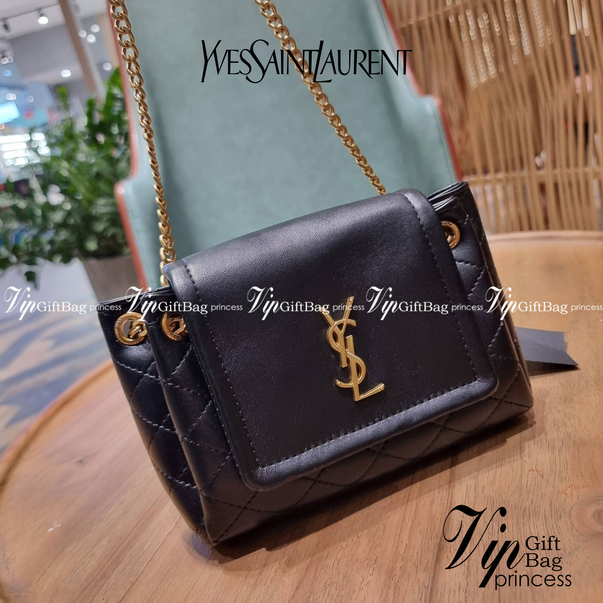 Yves Saint laurent mini nolita in lambskin / YSL mini nolita น้องสาวคนสวยที่ต้องตาเมื่อแรกเห็น กระเป๋าสะพายดีไซน์หรู ไซส์มินิ แบรนด์นี้ไม่เคยทำให้ผิดหวังจริงๆ ด้วยดีเทลความเรียบง่ายแต่มีความหรูอยู่ในตัว วัสดุหนังแกะ สัมผัสดีงามมากๆ เปิด-ปิดด้วยกระดุมแม่เห