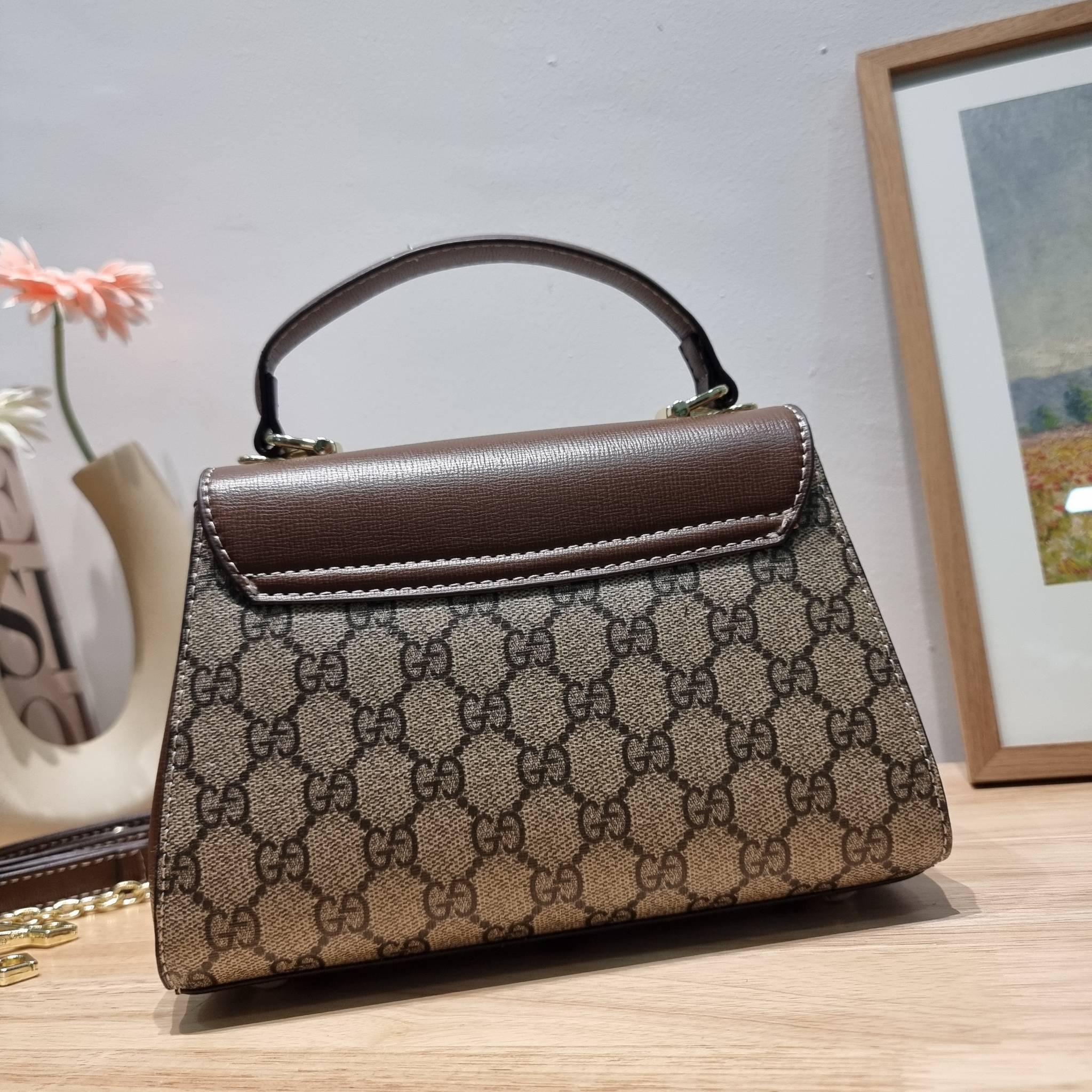 Gucci Horsebit 1955 mini bag / GG VINTAGE CROSSBODY BAG ใหม่จากพรีเมี่ยมกิ๊ฟสุดคุ้ม กระเป๋าสะพายข้าง สวยย้อนยุค ดีไซน์วินเทจแฝงความหรู วัสดุหนังแคนวาส เปิด-ปิดด้วยกระดุมแม่เหล็ก ภายในโล่งกว้าง แบ่งสัดส่วนไว้อย่างดี สายสะพายมีให้ 2 ถึงแบบ สลับใช้ได้ไม่มีเบ