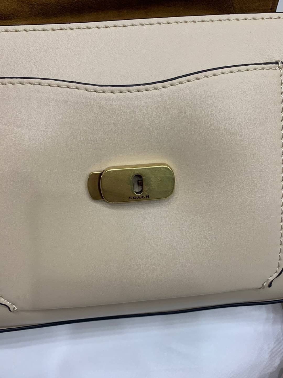 COACH TABBY TOP HANDLE 20 พร้อมส่งที่ไทยค่ะ! กระเป๋าหิ้ว//สะพายข้างได้ หนังแท้อย่างดี กหนึ่งใบทำหนังสองลายได้อย่างสวยงาม พร้อมโลโก้รุ่นใหม่ล่าสุดดูดีมากๆค่ะ เปิดปิดกระเป๋าแบบกดล็อค ภายในมีช่องหลักสองช่อง ใส่มือถือได้ทุกรุ่น;กระเป๋าเงินใบกลางได้;ของจำเป็นจ