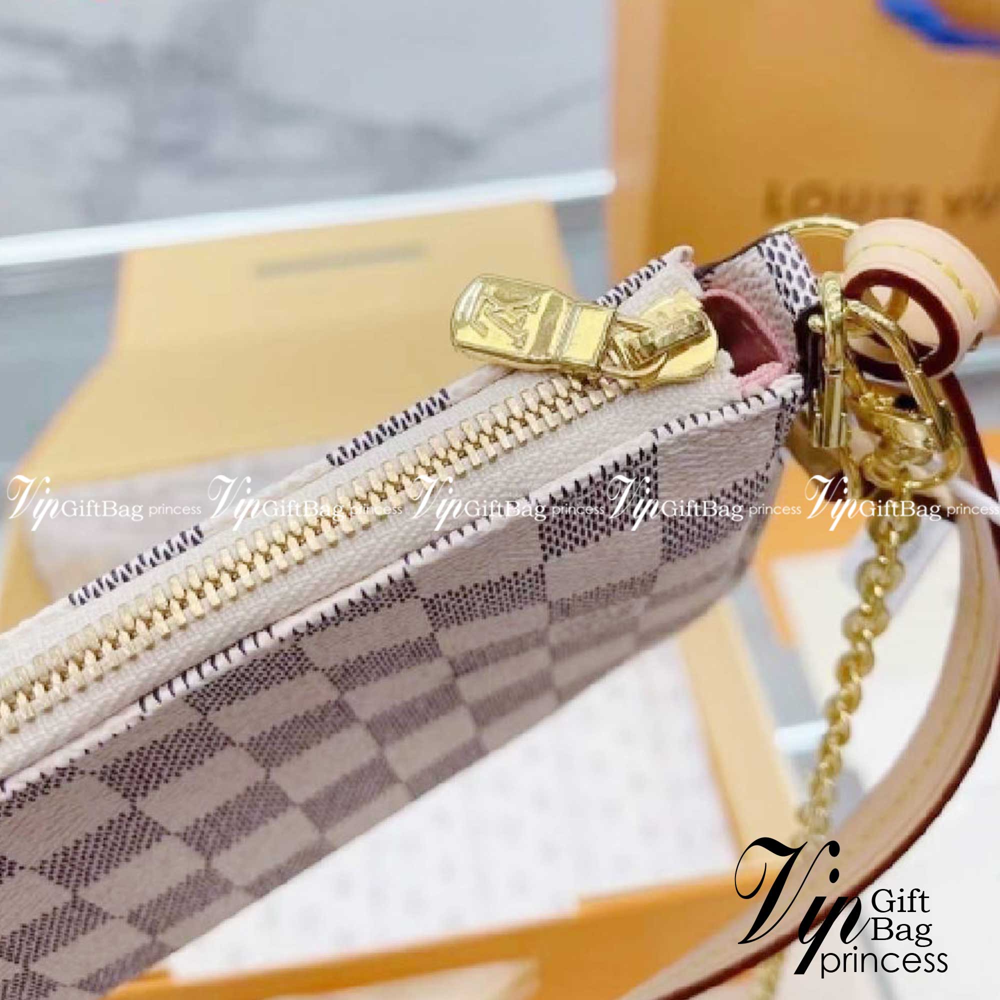 LV POCHETTE ACCESSOIRES กระเป๋าสะพายทรงพอช สุดฮอต ดีงาม ดีไซน์คลาสสิควินเทจ ขนาดกำลังสวย ประหยัดพื้นที่ มาพร้อมสายคล้องโซ่ และสายสะพายหนัง เป็นไอเท็มที่เหมาะในทุกโอกาส สะพายปรับลุคได้หลายสไตล์ รับรองคุ้มค่าจริงๆจ้า
