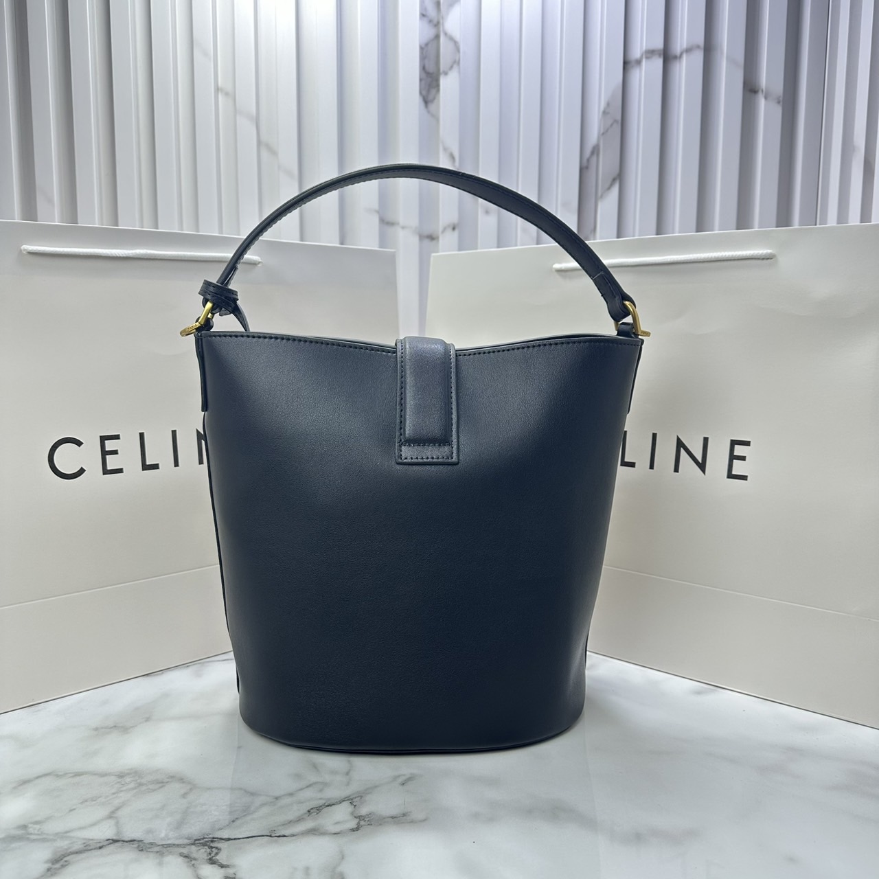 CELINE MEDIUM LOUISE BAG in SMOOTH CALFSKIN / Celine Bucket Bag กระเป๋าทรงบัคเก็ต กระเป๋าถือรุ่นใหม่ล่าสุด ดีไซน์หรูคลาสสิค