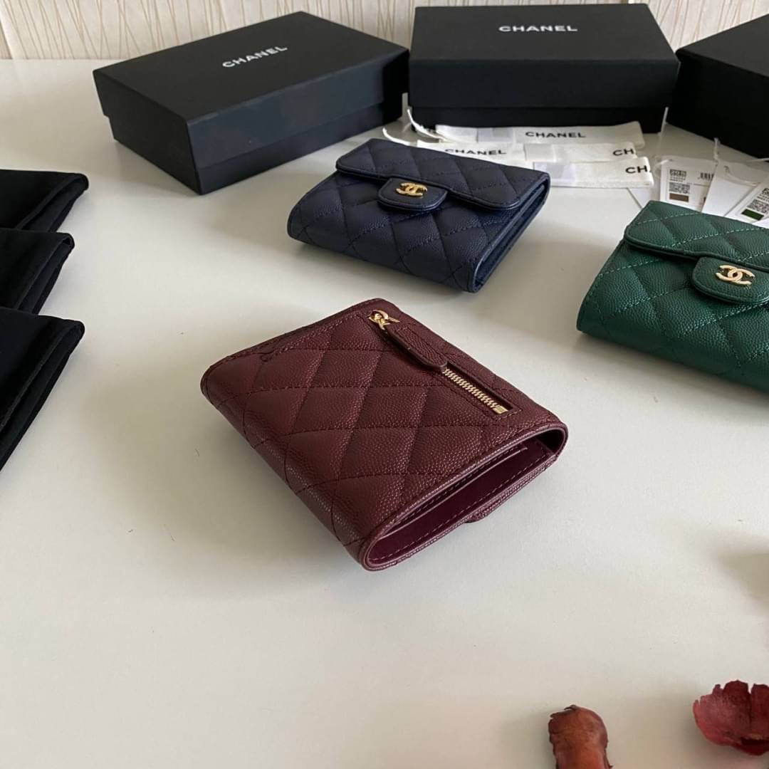 หนังแท้ Chanel Classic small wallet caviar 3 พับ พร้อมส่งที่ไทย รุ่นยอดนิยมไอเท็มฮิตวัสดุหนังแท้คาเวียร์สวยคลาสสิคเปิดปิดด้วยฝาปิดกระดุมด้านหน้ามีโลโก้แบรนด์อะไหล่ทองสวยหรูดูดี ตัวจริงสวยน่าใช้ Chanel mini นาทีนี้กำลัง in สุดๆ ภาพสินค้าถ่ายจากงานขายจริง ใ