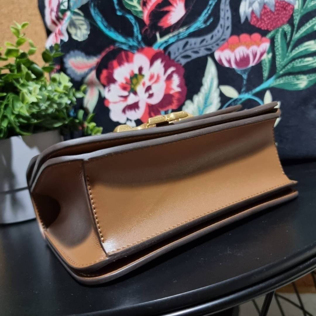 TORY BURCH ELEANOR SMALL CONVERTIBLE SHOULDER BAG ฮอตไอเท็ม รุ่นนี้ขายดีขายหมด สวยหรู คุณหนู ผู้ดี!! หายากมากแล้วน้า กระเป๋าสะพายข้าง ดีไซน์อยู่ทรง ขนาดกำลังสะดวกใช้สำหรับสาว วัสดุหนังแท้เต็มใบ สีทูโทน เปิด-ปิดด้วยแถบแม่เหล็ก ภายในแบ่งสัดส่วนได้เป็นอย่างด