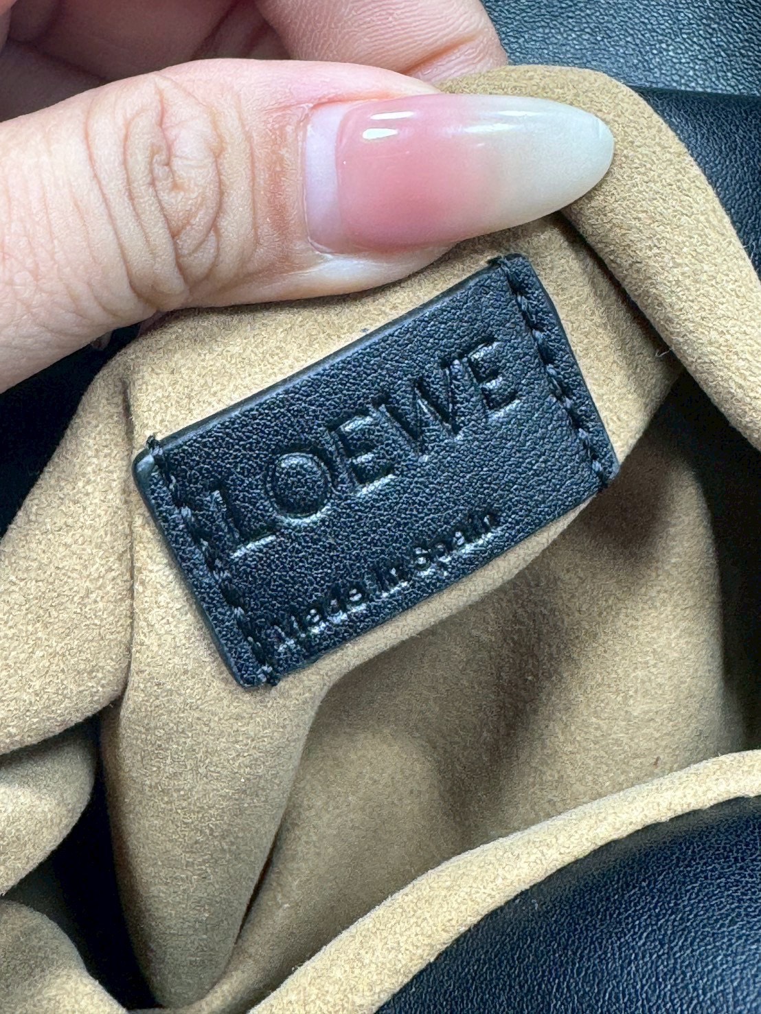 ORI หนังแท้ | Medium Loewe Flamenco clutch in nappa leather 30cm กระเป๋าสะพายทรงคลัชดีไซน์รูดเชือก เรียบหรูดูแพง เรียบง่ายใช้งานสะดวก หนังแนปป้าให้สัมผัสนุ่มสบายผิว มาพร้อมสายสะพายร้อยห่วงหรูหรา