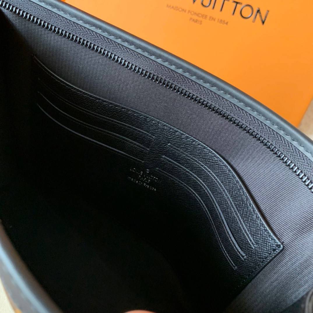 หนังแท้ LOUIS VUITTON POCHETTE VOYAGE MM พร้อมส่งที่ไทย LV CLUTCH รุ่นขายดีตลอดกาล งานหนังแท้เกรดออริจินอล ภาพสินค้าถ่ายจากงานขายจริงค่ะ