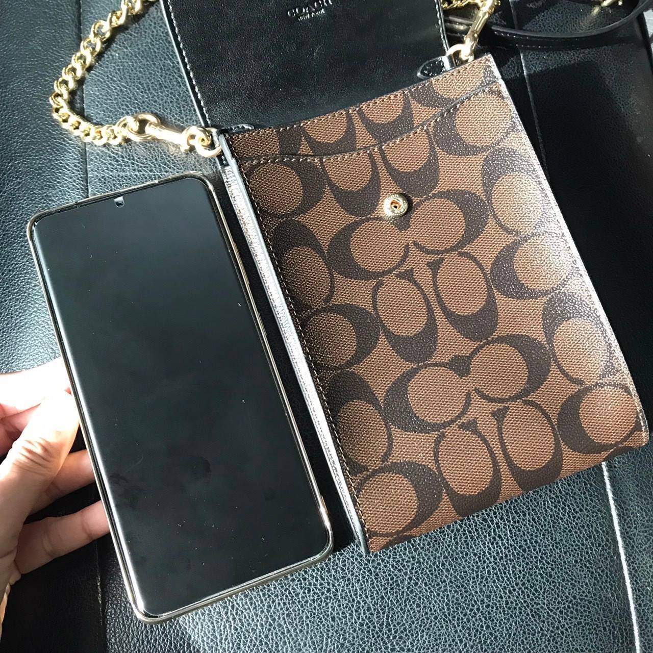 COACH 3051 RACHEL PHONE CROSSBODY IN SIGNATURE CANVAS HOT ITEM!! กระเป๋าสะพาย case phone ต้องมา ให้คุณพกพา gadget ล้ำไปได้ทุกที่ ใส่โทรศัพท์มือถือได้ทุกรุ่น ดีไซน์ใหญ่กว่าเดิม และยังมีช่องเก็บบัตรให้เพิ่มไปอีก ดีไซน์ลายซีคลาสสิค วัสดุหนังแคนวาส เปิด-ปิดด้