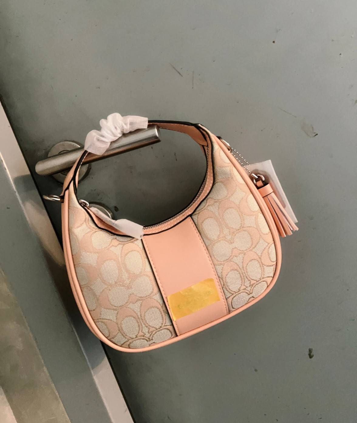 COACH CARMEN MINI CROSSBODY IN SIGNATURE JACQUARD กระเป๋ารูปทรงพระจันทร์โค้งมน น่ารักน่าใช้มากๆ!! เกรดท็อปออริ เกรดดีสุด สลับแท้ 1:1 ใช้ต่างประเทศได้