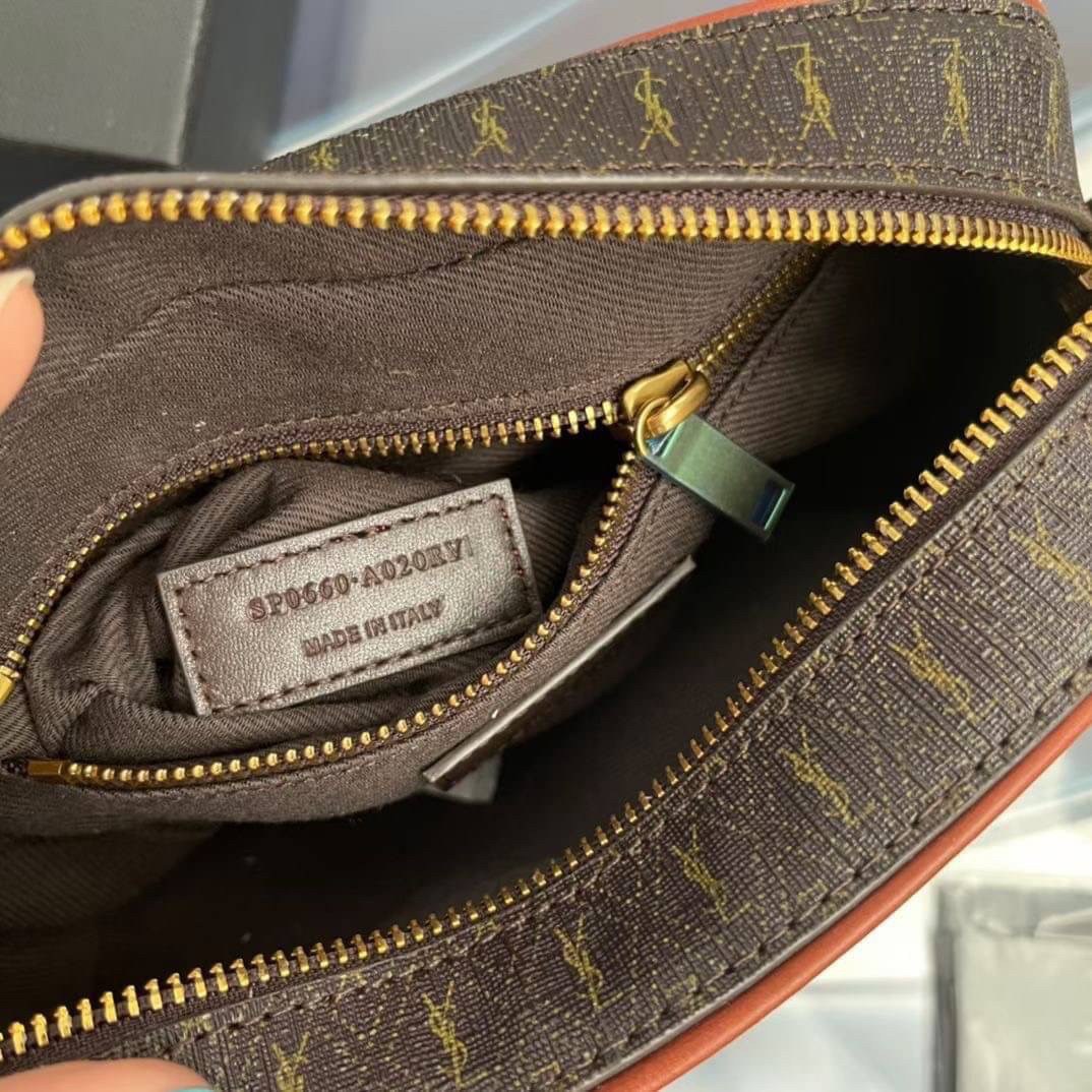 YVES SAINT LAURENT BAG กระเป๋าสะพายสไตล์วินเทจทรงเหลี่ยม งานหนังแท้สวย โทนสีผู้ดีมากค่ะ ภายในโล่งจะสะพายไหล่ CROSSBODY ก็ดูดี สินค้ามาพร้อมถุงผ้าและกล่องแบรนด์พร้อมส่งที่ไทยราคาสุดคุ้ม สาวก YSL ห้ามพลาด!