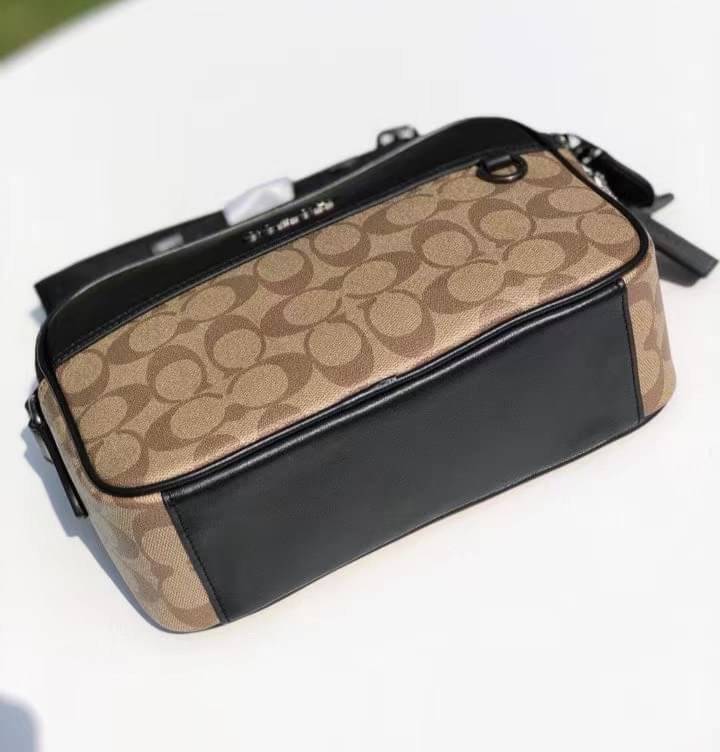 COACH GRAHAM CROSSBODY IN SIGNATURE CANVAS (COACH C4149) กระเป๋าครอสบอดี้รุ่นยอดฮิตสำหรับหนุ่มๆ ที่สาวๆก็ใช้ได้!! รูปทรงดีไซน์คลาสสิค ใช้งานสะดวก วัสดุหนังแคนวาสเคลือบลาย เปิด-ปิดด้วยซิป ภายในเป็นช่องโล่ง ใส่ของสำคัญได้ครบ สายสะพายปรับได้ตามตัว มีมาให้ช้อ