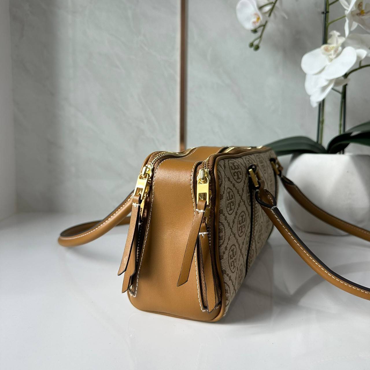 TORY BURCH Small T Monogram Marshmallow Satchel / Tory Burch tote handbag พร้อมส่ง 2 สี ใหม่ล่าสุด กระเป๋าสะพายไหล่ดีไซน์สุดทันสมัย ตัดเย็บสวยงาม ผ้า jacquard ตัดหนัง เปิด-ปิดแบบซิป มีช่องแบ่ง 2 ช่อง มีซิปลับด้านใน ใส่ของได้เยอะมากๆ ค่ะ