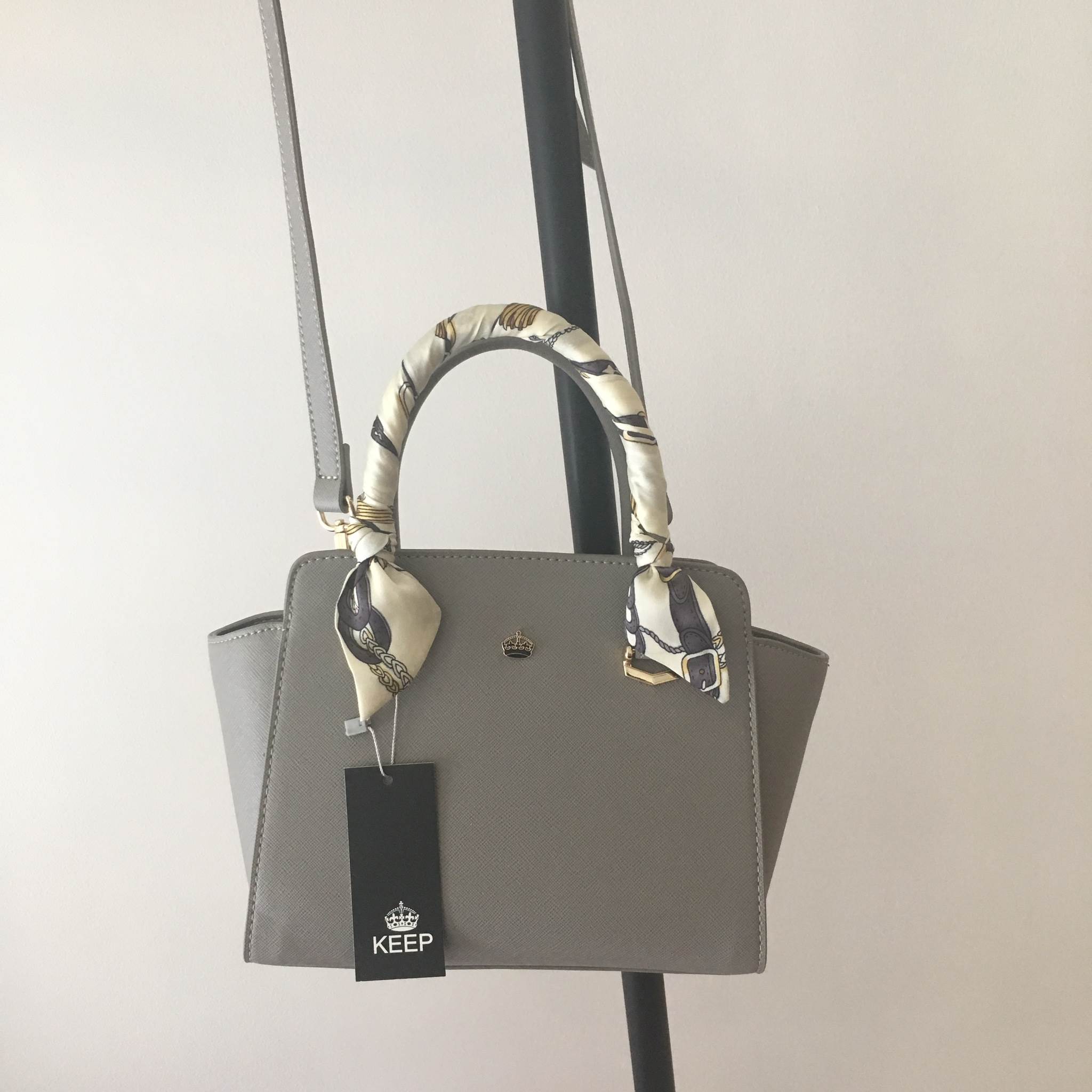 รุ่นใหม่ล่าสุด หนัง saffiano สวยมากๆค่า รุ่น KEEP Infinite office bag สวย น่ารัก ขนาดตอบทุกโจทย์การใช้งาน เห็นแล้ว หลงรักเลยคะ 🌲ตัวกระเป๋าขนาดกำลังดีหนังsaffiano ลายสวยที่สำคัญ ดูแลรักษาง่าย ประดับด้วยผ้าพันหูกระเป๋ารุ่นพิเศษ ทำให้กระเป๋าเก๋ ขึ้น 