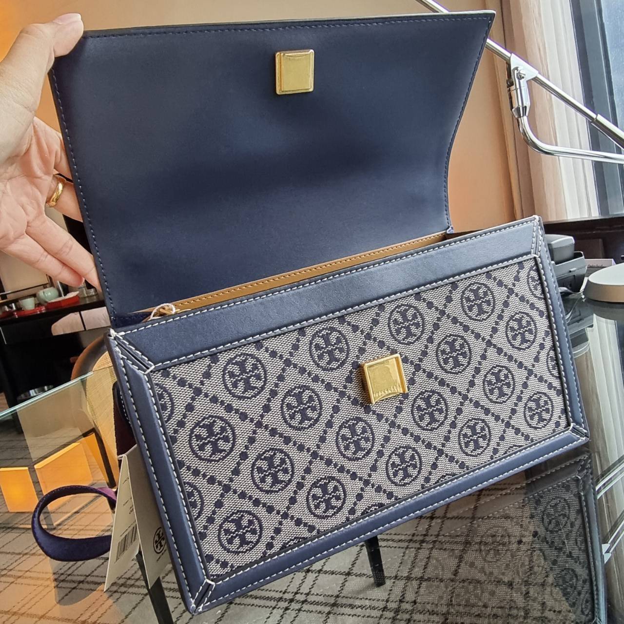 Tory burch t monogram jacquard shoulder bag คอลเลคชั่น T Monogram สำหรับคอลเลคชั่นฤดูใบไม้ผลิ 2021 เราสร้างสรรค์ลายโมโนแกรมที่ได้รับแรงบันดาลใจมาจากลวดลายการถักทอผ้าห่มของชาว Pennsylvania Dutch แบบดั้งเดิม เป็นการเฉลิมฉลองโลโก้สุดไอคอนนิคของแบรนด์ โดดเด่น