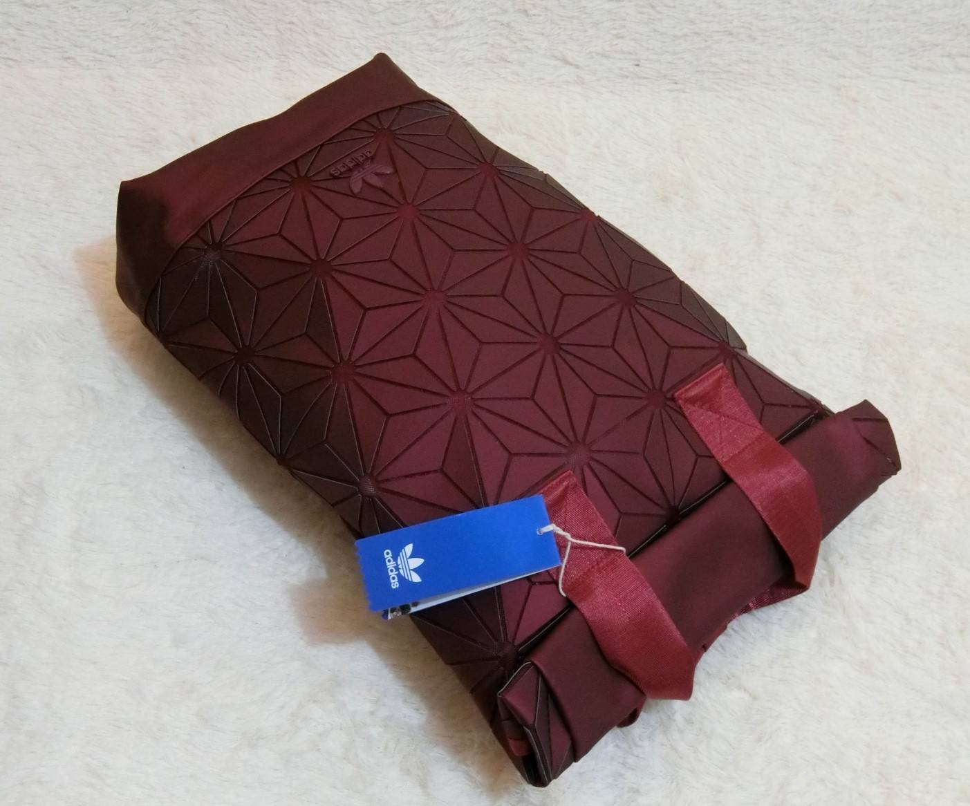 Adidas Originals BP Roll Top 3D Mesh 2017 Backpack Bag DH0100 กระเป๋าเป้สะพายหลัง ดีไซน์แบบ 3 มิติ วัสดุ polyurethane สีดำด้าน โดยใช้ลูกเล่น ของเหลี่ยมและมุมเชื่อมเข้าหากัน ออกแบบกระเป๋า เป็นเหมือนถุงทรงสูง ในส่วนปากกระเป๋าเป็นแบบตีนตุ๊กแก ม้วนพับ และติดก