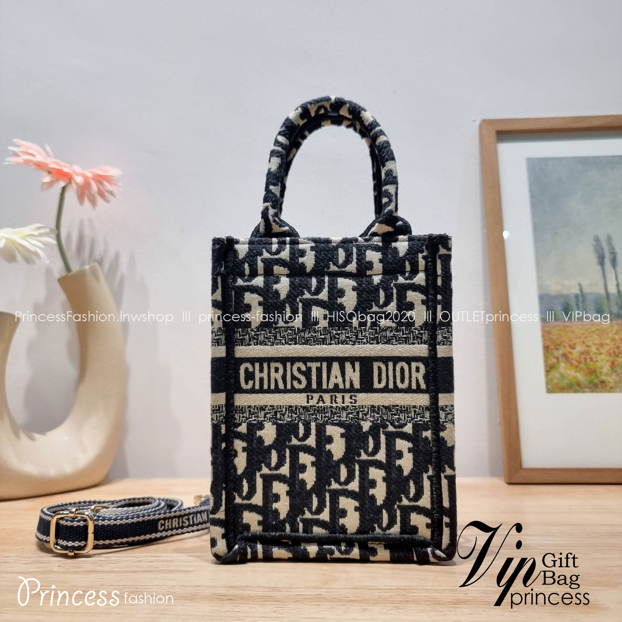 Dior mini book tote phone bag / CD MINI SHOPPING BAG น้องคนสวย ไซส์มินิ ขนาดเล็กน่ารัก น่าใช้มากกกก!! ดีไซน์คลาสสิควินเทจ สวยหรู