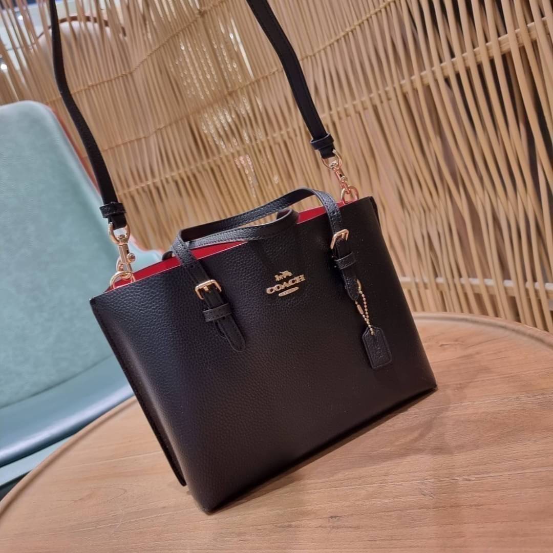 OUTTLET 】COACH MOLLIE TOTE 25 (C4250 C4084) น้องคนสวยอีกหนึ่ง!! กระเป๋าโท้ทไซส์เล็กที่สาวๆหลงรัก ดีไซน์คลาสสิคเหมือนเดิม เพิ่มเติมคือสะดวกขึ้นเยอะ!! ย่อส่วนมาจากใบใหญ่เป๊ะๆ น่ารักน่าใช้มากๆ วัสดุหนัง crossgrain ทนทาน ใช้งานง่าย เรียบหรูดูดีม้าก!! ภายในโล่