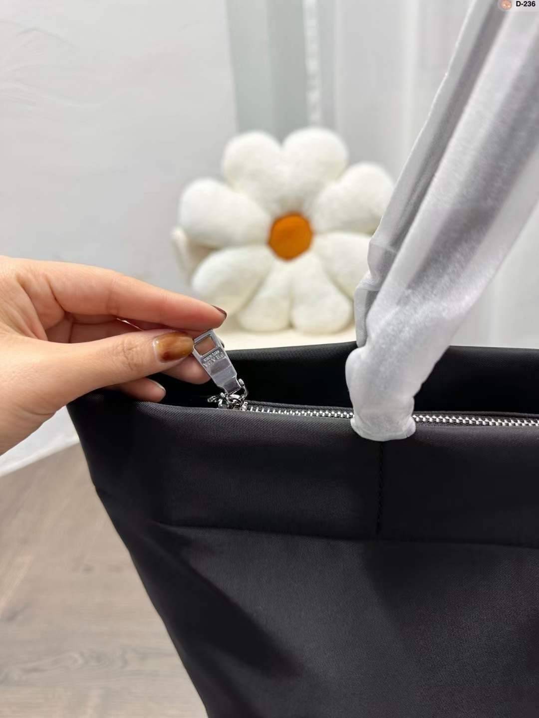 PRADA Tote Nylon Bag / PRADA Shopping Nylon Bag กระเป๋าถือ/สะพายไหล่ ทรงโท้ทใบใหญ่ ภายในโล่งกว้างมาก มาพร้อมหูจับในตัว ใบนี้จุของได้เยอะมากๆ