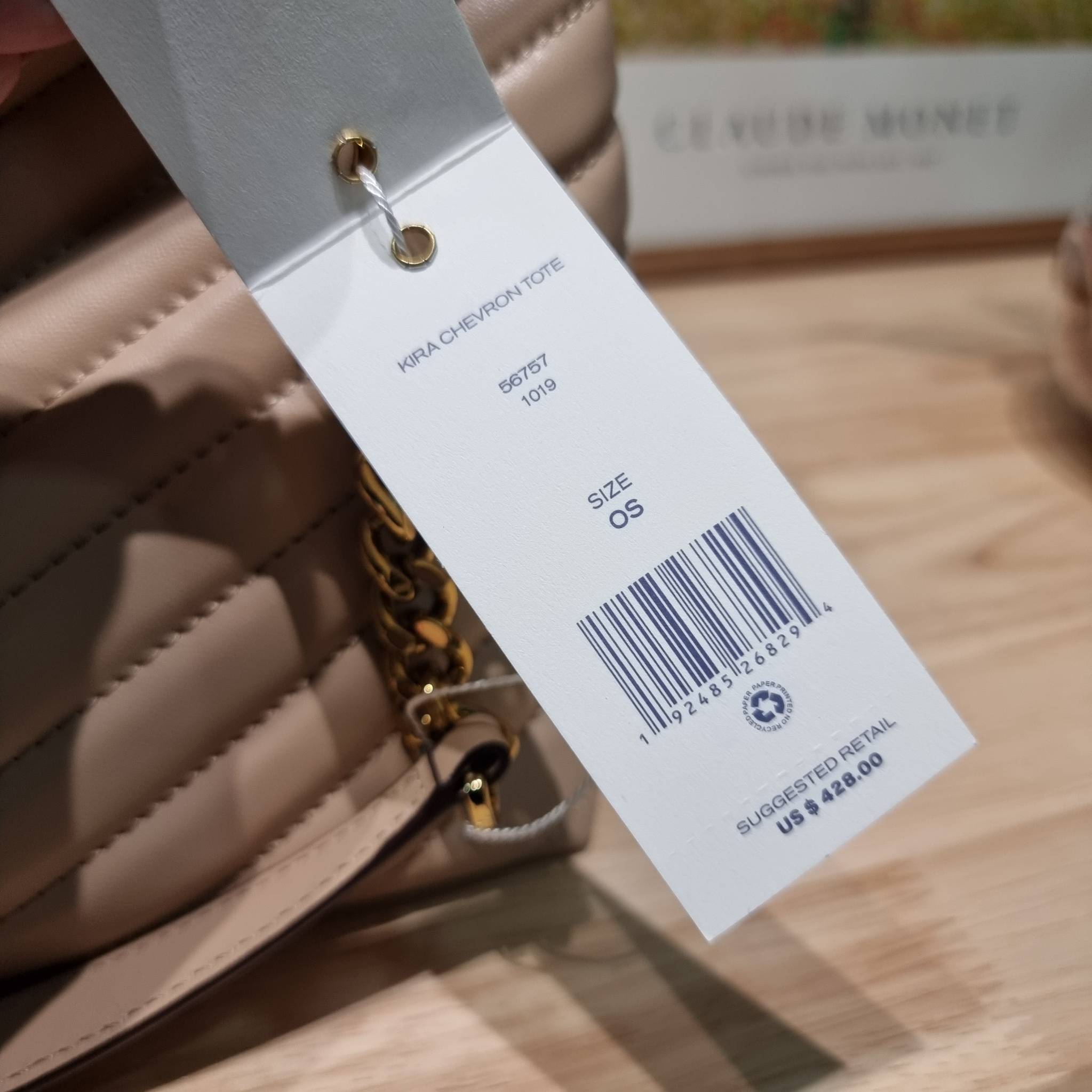 TORY BURCH KIRA CHEVRON TOTE กระเป๋าสะพายรุ่นที่ใครๆก็ต้องมี กับทรงโท้ทไซส์ใหญ่ ใช้ยังไงก็ดูหรู ดีไซน์เฉพาะตัว วัสดุหนังสัมผัสนิ่ม