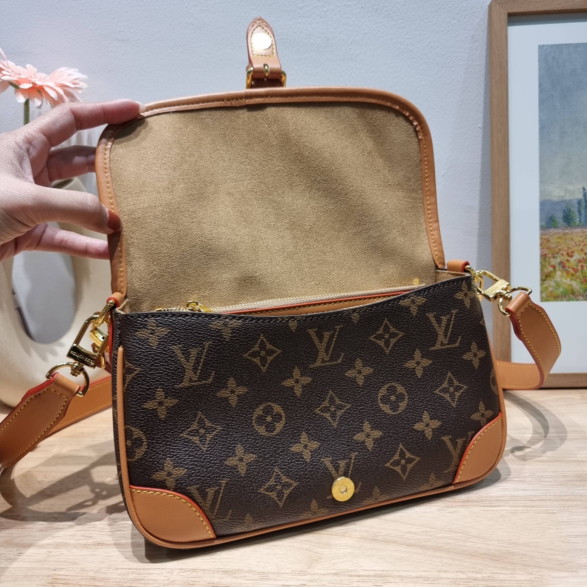 LV DIANE FLEECE BAG ใหม่กับรุ่นที่ทำมาจำนวนจำกัด ดีไซน์ต้อนรับอากาศเย็นๆช่วงส่งท้ายปี กับกระเป๋าสะพายทรงสวย ดีไซน์คลาสสิคซ่อนความหรู ด้วยการตกแต่งขนฟูนุ่ม วัสดุหนังแคนวาสตัดสลับหนังแท้ เปิด-ปิดกระเป๋าด้วยกระดุมแม่เหล็ก ภายในเป็นช่องโล่ง ใส่ของสำคัญได้ครบ
