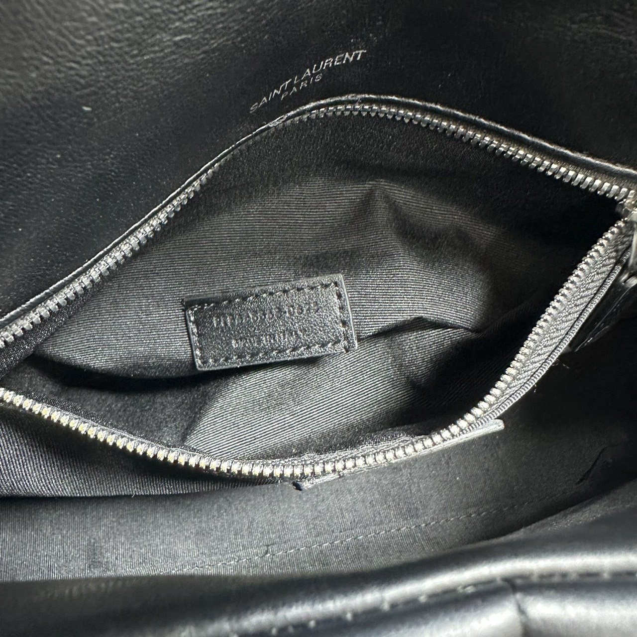 ORI หนังแท้ | 28cm YSL PUFFER SMALL in Nappa leather กระเป๋าสะพายรุ่นยอดนิยม ทรงสวย ใช้ได้บ่อยไม่มีเบื่อ วัสดุหนังสัมผัสนิ่มมือ ดีไซน์เรียบหรู ดูแพง สะพายได้หลากหลาย