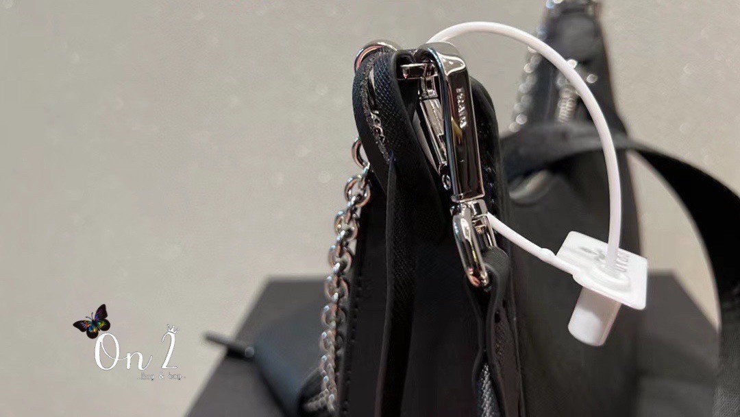 Prada Re-Edition 2005 Saffiano leather bag / PRADA COLLECTION SS22 🔥 HOTS ITEM มาเเรงสุดตอนนี้ น่ารักมากๆ สีพาสเทล สีสายฝอ มาแบบจัดเต็มมาก ถือเกร๋ๆคาเฟ่ต้องลงเเล้วล่ะเเม่ หรูหราเลยค่า ปังสุดดด