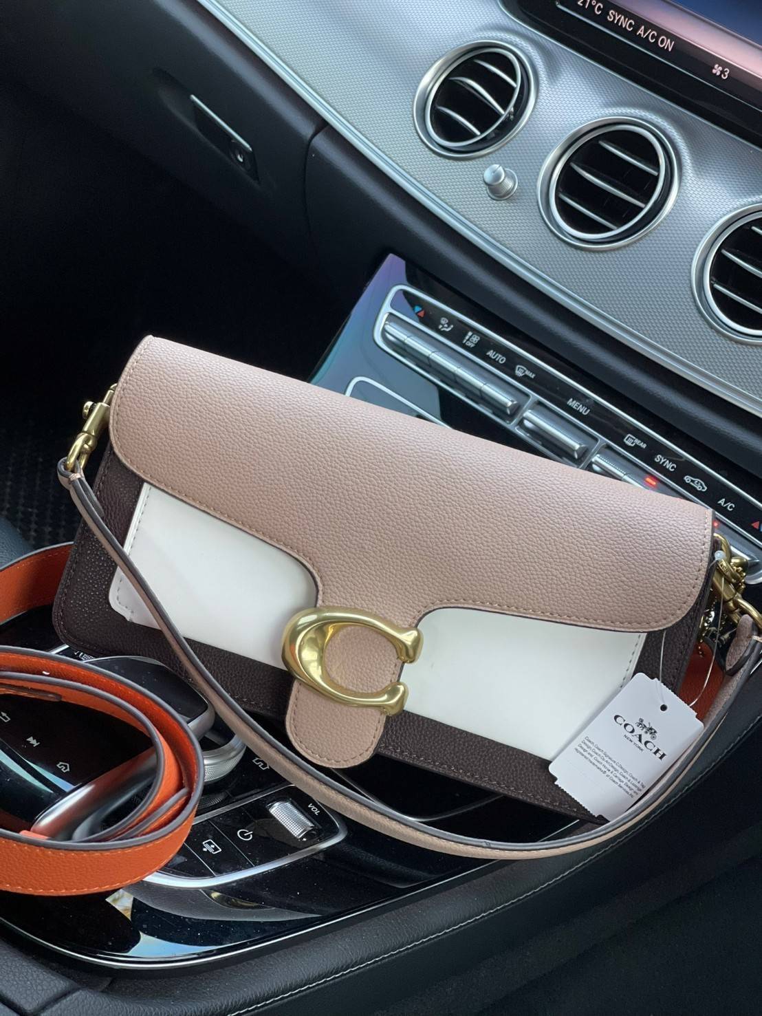 Coach Tabby Shoulder bag Coach Colorblock Tabby Shoulder Bag 26 Taupe Ginger Multi/gold 76105 ให้ลุคเก๋ ๆ ด้วยสีและลวดลายคลาสสิกตามแบบฉบับสาว Coach กระเป๋าสะพายไหล่สุดคลาสสิกรุ่นนี้ เป็นรูปทรงสี่เหลี่ยมผืนผ้าที่เข้าได้กับสาว ๆ ทุกสไตล์ หมุดสำหรับเปิดปิดกร