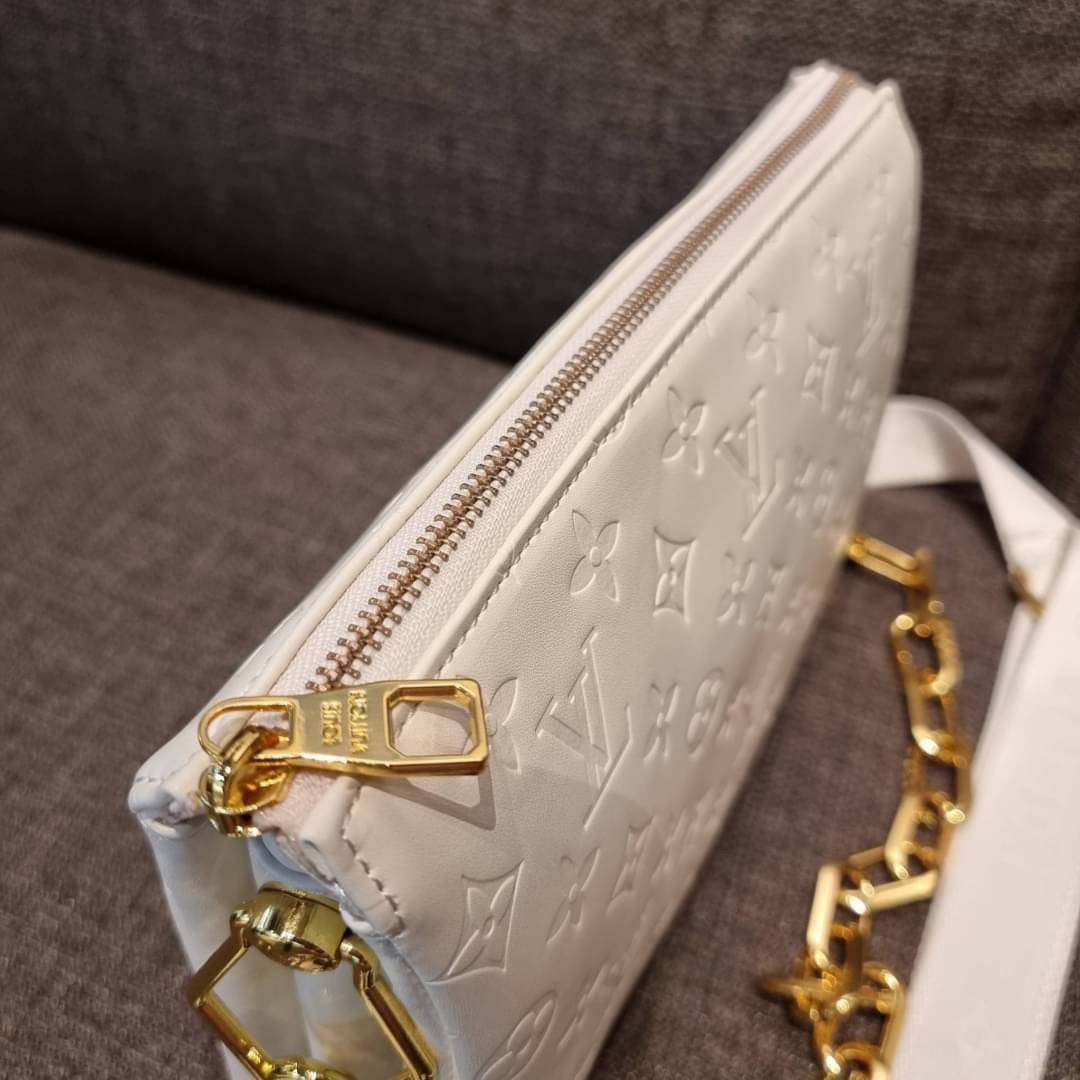 LV HANDLE POUCH MONOGRAM / LV Coussin กระเป๋าสะพายกึ่งคลัชท์ สุดล้ำ มาแรงมาก ด้วยความสวยปังตั้งแต่แรกเห็น วัสดุหนังแกะปั๊มลายสวยคม มาพร้อมสาย 2 เส้น เลิศๆ มีสายโซ่ที่มีดีเทลละเอียดไม่ซ้ำ และสายสปอร์ตครอสบอดี้ ที่จะคล้องไว้ทั้งสองเส้นก็ดีงาม หรือสลับใช้ตาม