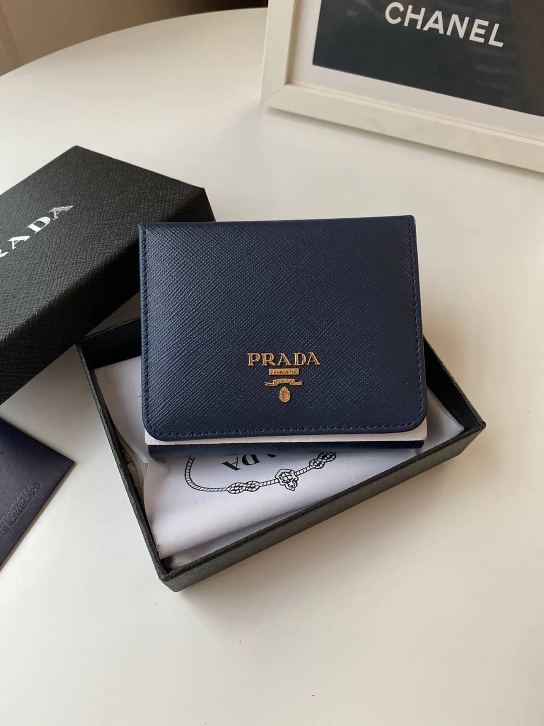 VIP หนังแท้ 】3พับ PRADA Saffiano Metal Tri-Fold Wallet Orchidea