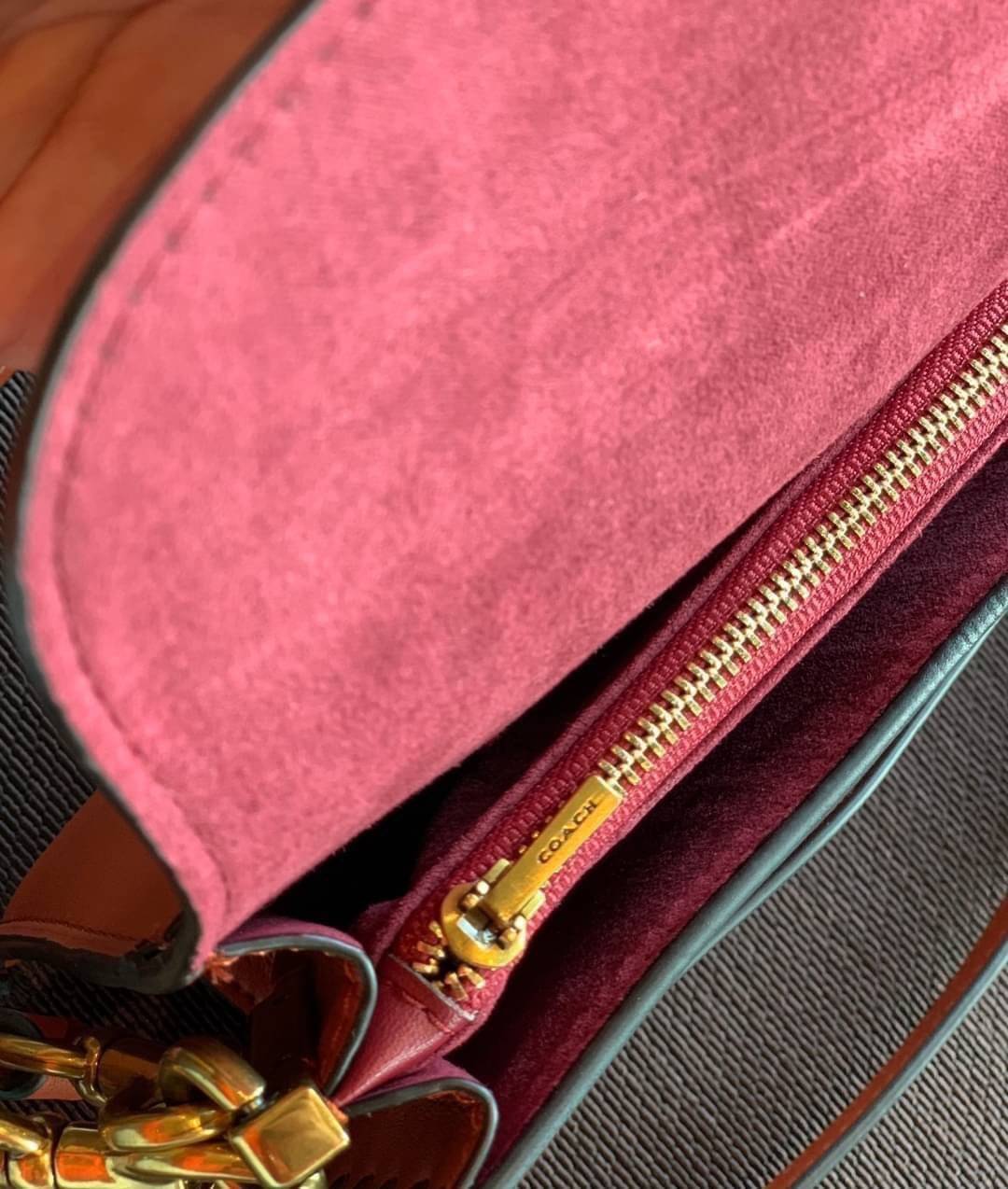 COACH TABBY SHOULDER BAG 26 พร้อมส่งที่ไทยอีกครั้งค่ะ!! กระเป๋าหิ้ว//คล้องไหล่//สะพายข้างได้ สุดคุ้ม! หนังแท้เรียบคลาสสิคเพิ่มความหรูเข้ามาค่ะ ด้านหน้ามีอะไหล่แบรนด์ตัวใหญ่โดดเด่น เปิดปิดกระเป๋าแบบกระดุมแม่เหล็ก ภายในมีช่องหลักใส่ของ2ช่อง;สามารถใส่กระเป๋า