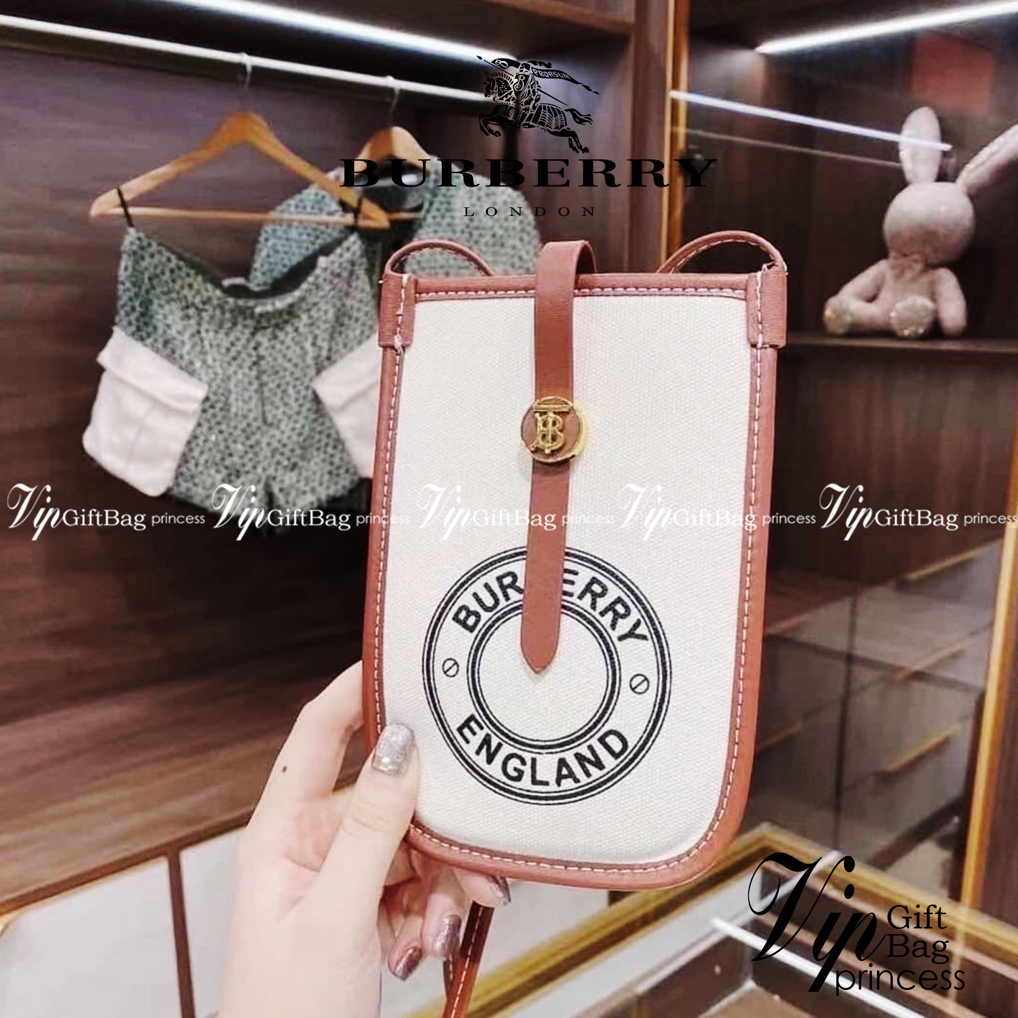 BURBERRY FRAGRANCES CROSSBODY BAG / BURBERRY PHONE BAG งานผ้าแคนวาสอย่างดีตัดขอบหนัง มีช่องใส่บัตรด้านหลัง น่ารักตะมุตะมิ ใส่บัตรใส่ของจุกจิกใส่โทรศัพท์ได้ น่ารักไปอีกจ้า วัสดุ Canvas & Leather สวยหรูอยู่ทรงมีโลโก้แบรนด์ด้านหน้า มีสายคาดประดับแบรนด์ ด้านห