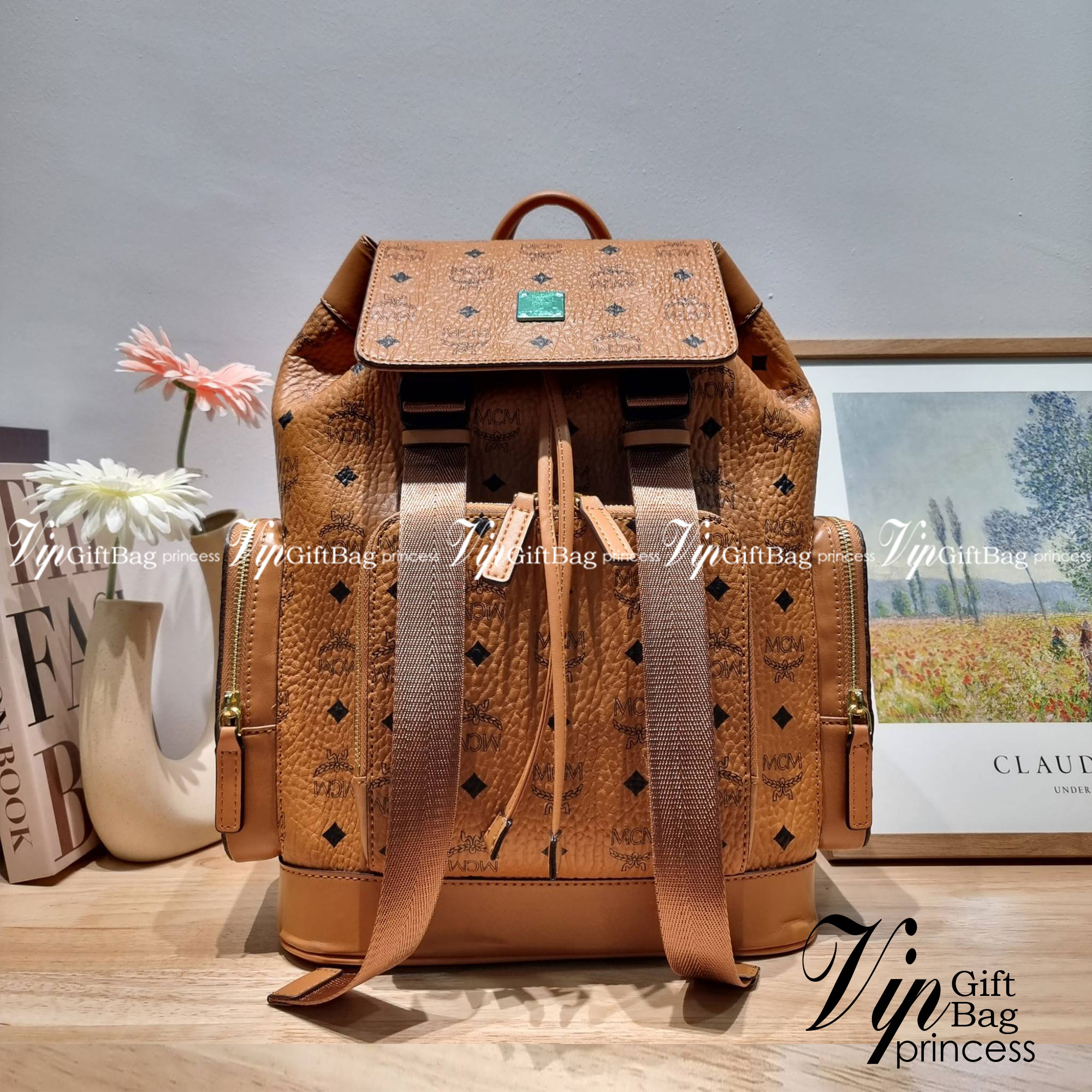 M.C.M SMALL BRANDENBURG BACKPACK IN VISETOS อีกหนึ่งไอเท็ม เอาใจสายเที่ยวแบบจัดหนัก ไม่รู้จะมีใบไหนคุ้มได้มากกว่านี้อีกแล้ว กระเป๋าเป้ใบใหญ่กำลังดี ดีไซน์ไม่ซ้ำใคร ฟังก์ชั่นการใช้งานตอบโจทย์หลายๆคนแน่นอน