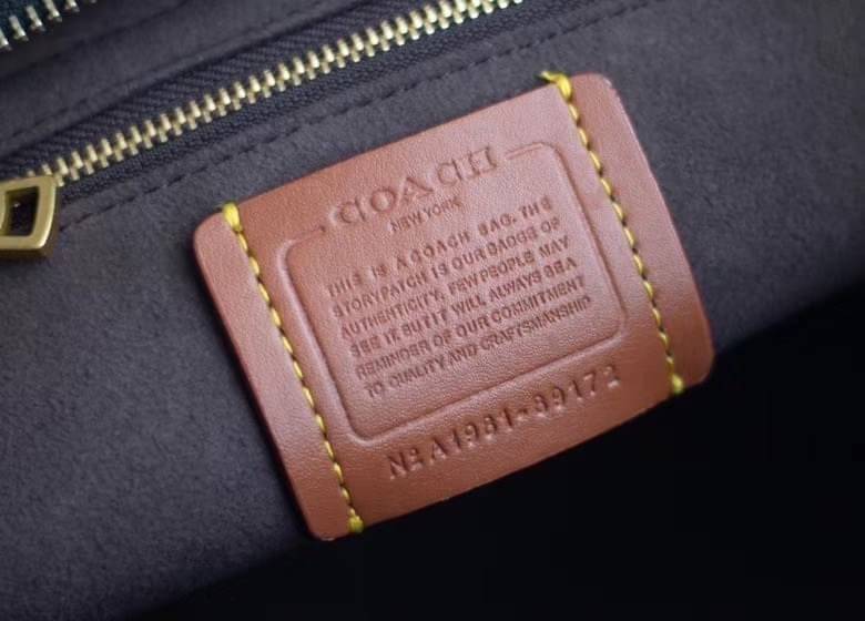 COACH COURIER CARRYALL 23 IN COLORBLOCK SIGNATURE CANVAS พร้อมส่ง 7 แบบ พร้อมส่ง ลุคดูไฮสุดๆค่ะ! กระเป๋าสะพายหนังหรูหราและคลาสสิค หนังแท้ชั้นดีที่สุด น้ำหนักเบา หนังสวยมากก สัมผัสแล้วหลงรักแน่นอนจ้าา😘