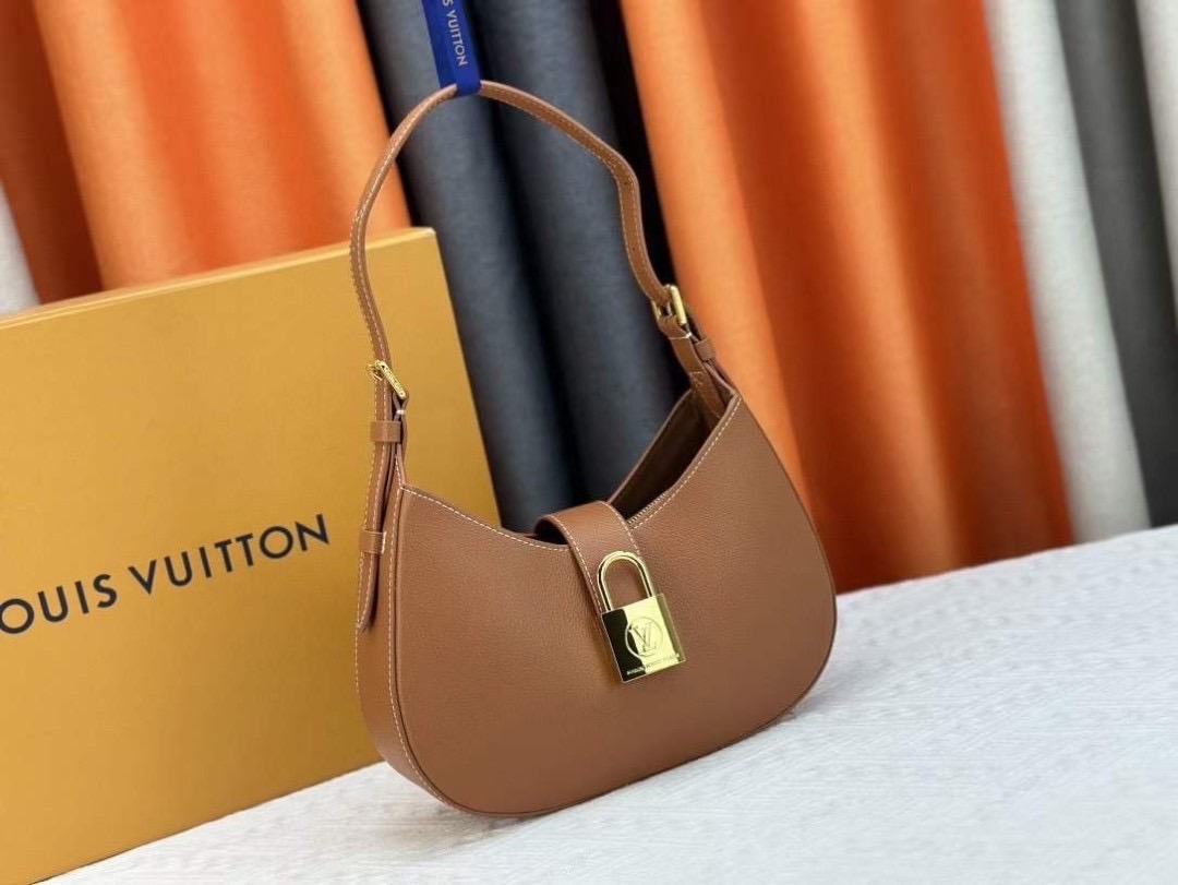 LV Low Key Shoulder Bag กระเป๋าถือดีไซน์เรียบหรูสไตล์ quiet luxury ตกแต่งแม่กุญแจ LV เกรดออริ 1:1 ใช้งานต่างประเทศได้