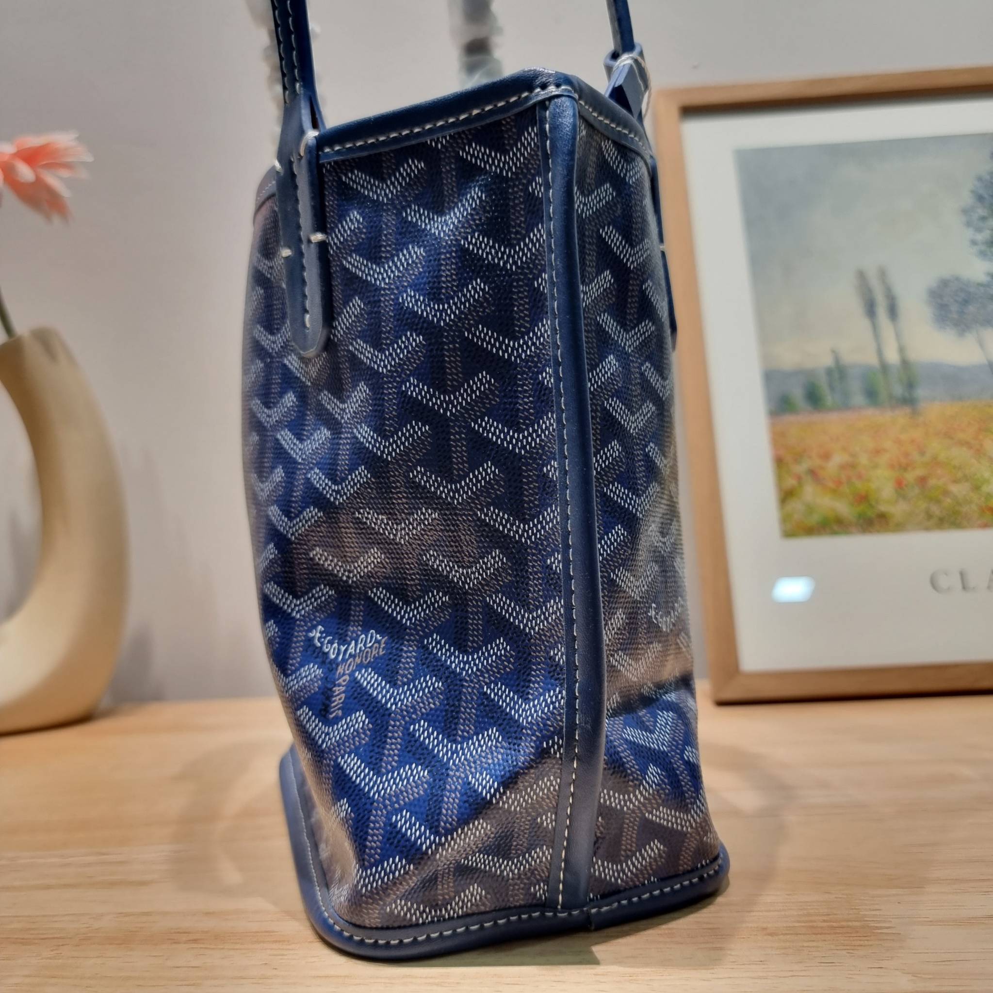GOYARD MINI ANJOU REVERSIBLE TOTE ฮอตไอเท็ม กับกระเป๋าสะพายทรงโท้ท ไซส์มินิ กะทัดรัดมาก มาครบสีขายดี เลิศทุกสี รูปทรงคลาสสิค ดีไซน์เป็นเอกลักษณ์ ใช้งานได้หลากหลาย สามารถกลับด้านใช้ได้แบบไม่มีเบื่อ
