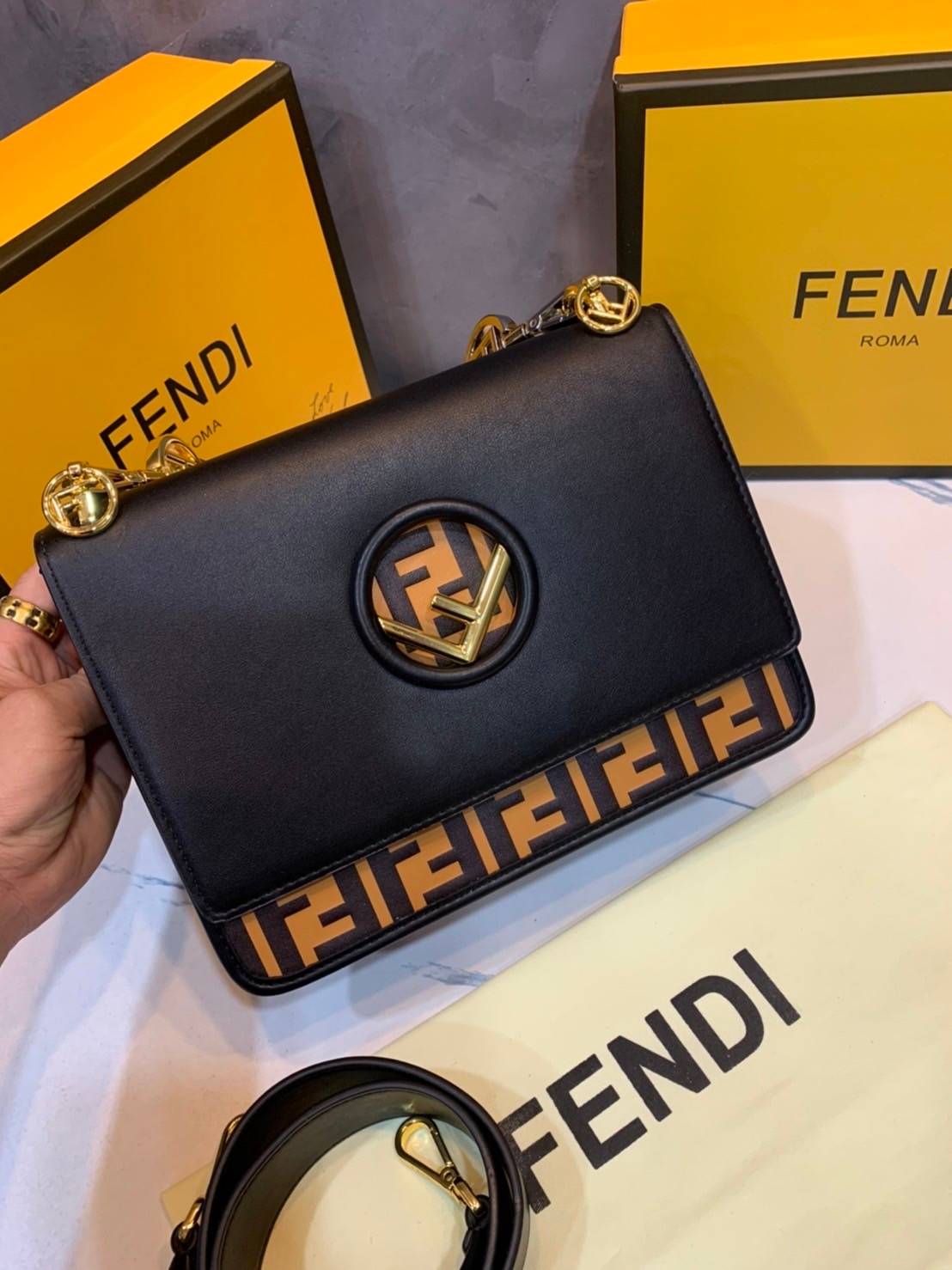 FENDI KAN leather bag เกรดออริจินอล ด้วยสีและลวดลายคลาสสิกตามแบบแบรนด์ เข้าได้กับสาวๆ ทุกสไตล์ บ่งบอกความเป็น FF ได้อย่างสมบูรณ์แบบ โทนสีแมตช์กับเสื้อผ้าได้ง่าย เสริมลุคสาวมั่นก็ลงตัว หรือเปลี่ยนมาติดสายสะพายยาวเพื่อสะพายคาดลำตัวก็ได้ความชิลและคล่องตัวไปอ