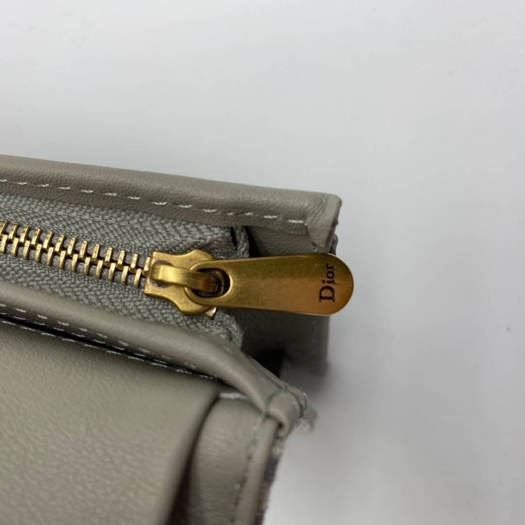 ORI 🥂 DIOR Wallet Saddle Lotus / Dior tri-fold wallet เกรดออริจินอล กระเป๋าสตางค์ 3 พับ วัสดุหนังแท้ และผ้า Jacquard อย่างดี ทอสวยงามที่สุด มีช่องใส่เหรียญมีซิปปิด ใส่การ์ด ใส่ธนบัตรได้ ครบเลยค่ะ ผสมผสานความสง่างามและคลาสสิกที่เข้ากับยุคสมัย ด้านห