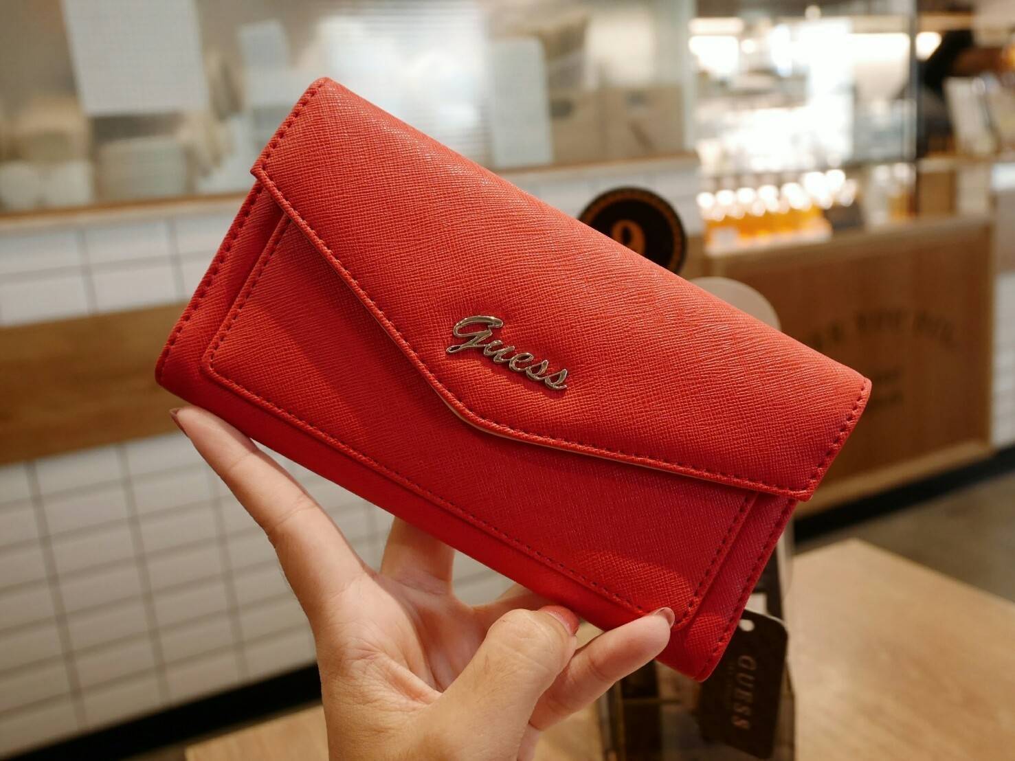 Guess leather wallet กระเป๋าสตางค์ใบกลาง หนังลาย saffiano เปิด ปิดด้วยกระดุม ด้านหน้าแต่งโลโก้แบรนด์สามเหลี่ยม หรูน่าใช้ ภายในมีช่องใส่ธนบัตร เหรียญ บัตรต่างๆ ปิดเปิดใช้งานสะดวก รุ่นแนะนำค่ะ หนังดีมากค่ะ ทนทานคุ้มค่าแน่นอน รีบช้อปด้วยค้า!!